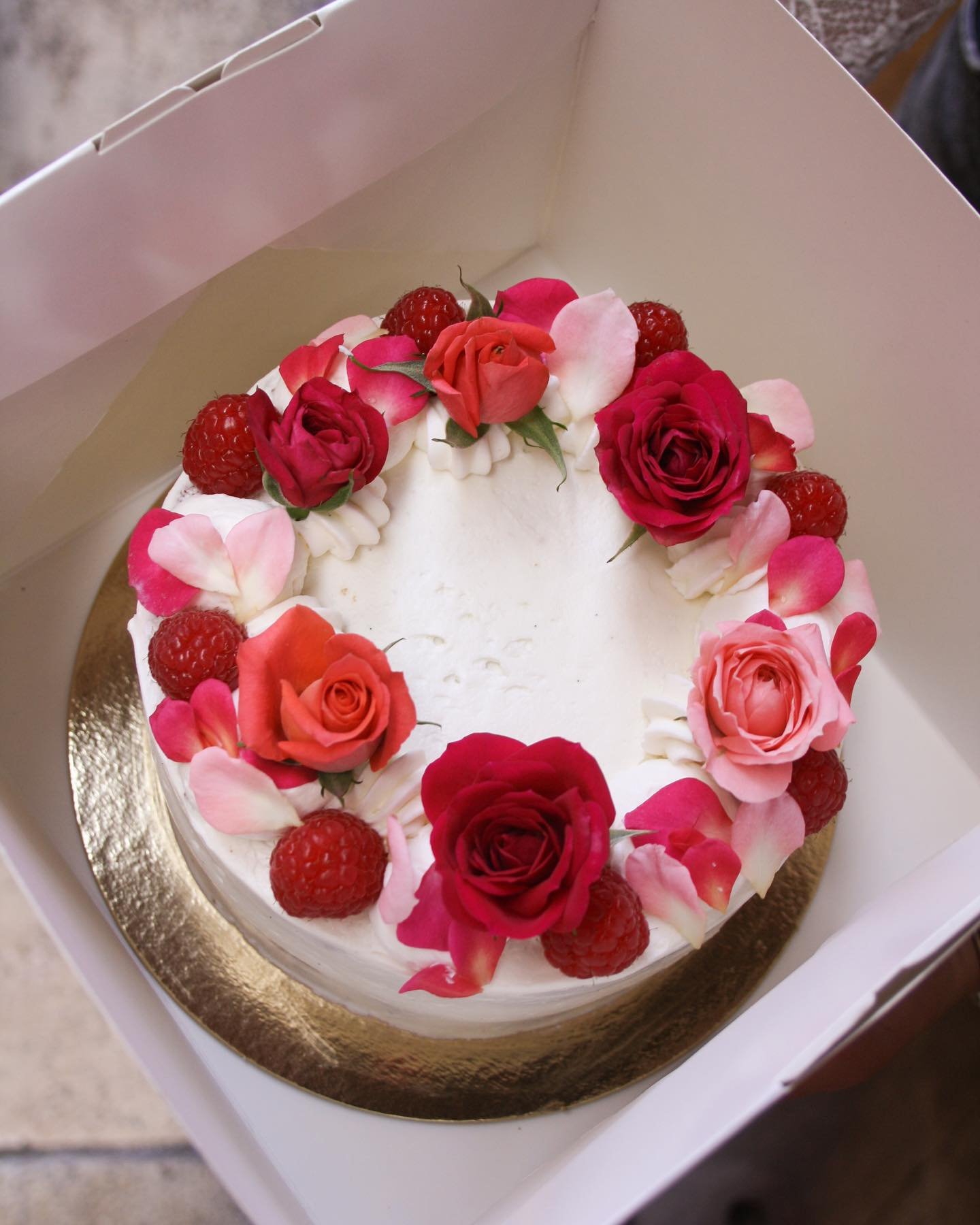 Qu&eacute; suerte tienen todos que cumplen a&ntilde;os durante la temporada de rosas 🌹✨! Pero tambi&eacute;n ya tenemos el hinojo que dura hasta mi cumple en julio y que da un toque silvestre s&uacute;per bonito a todos los pasteles. 

How lucky are
