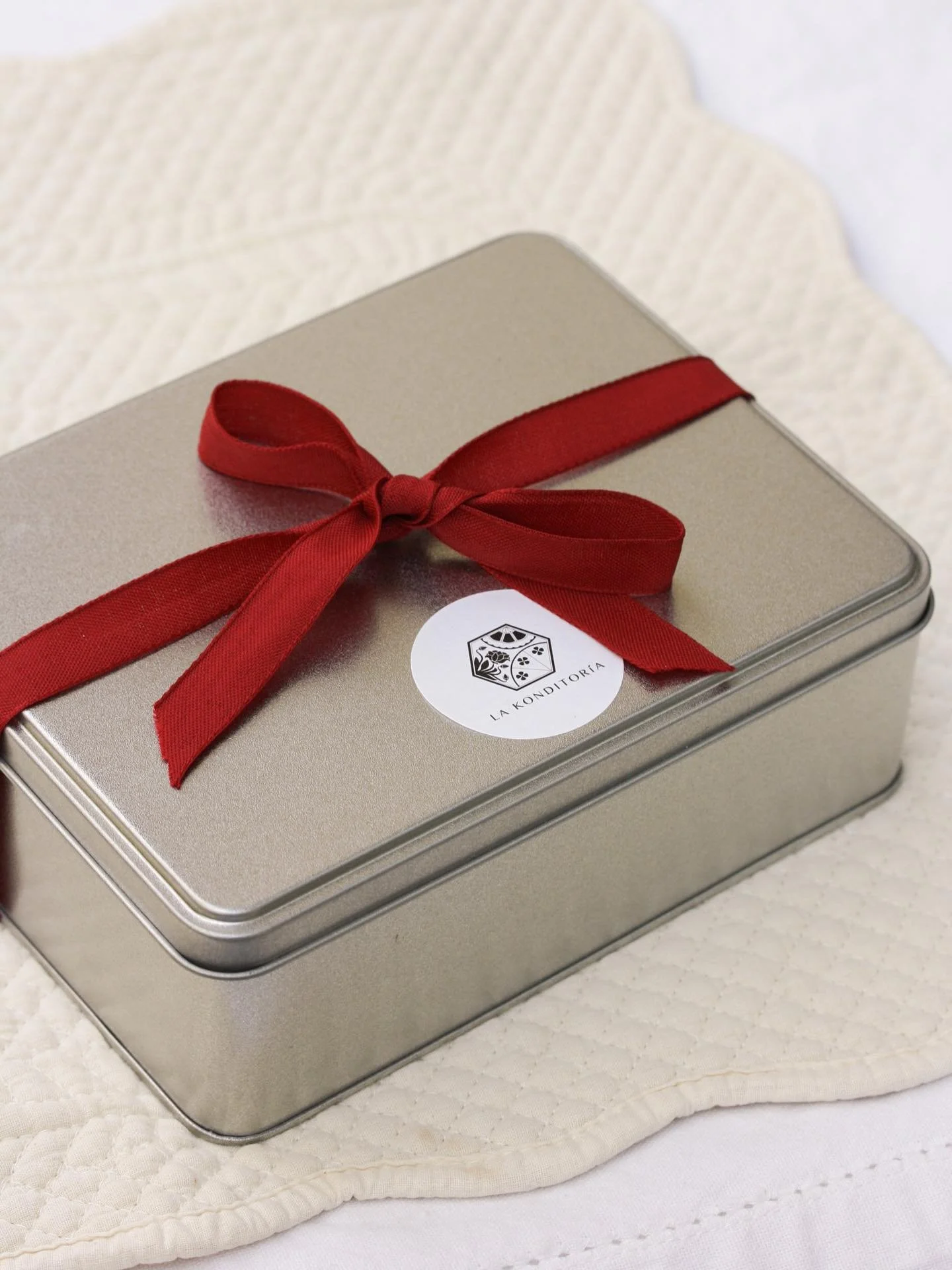 Por petici&oacute;n vuestra: It&rsquo;s tiiiime!!! 🎄🌟
Ya est&aacute; disponible el men&uacute; navide&ntilde;o de La Konditor&iacute;a! Como cada a&ntilde;o hay las queridas galletas navide&ntilde;as (este a&ntilde;o ha recibido un upgrade de embal