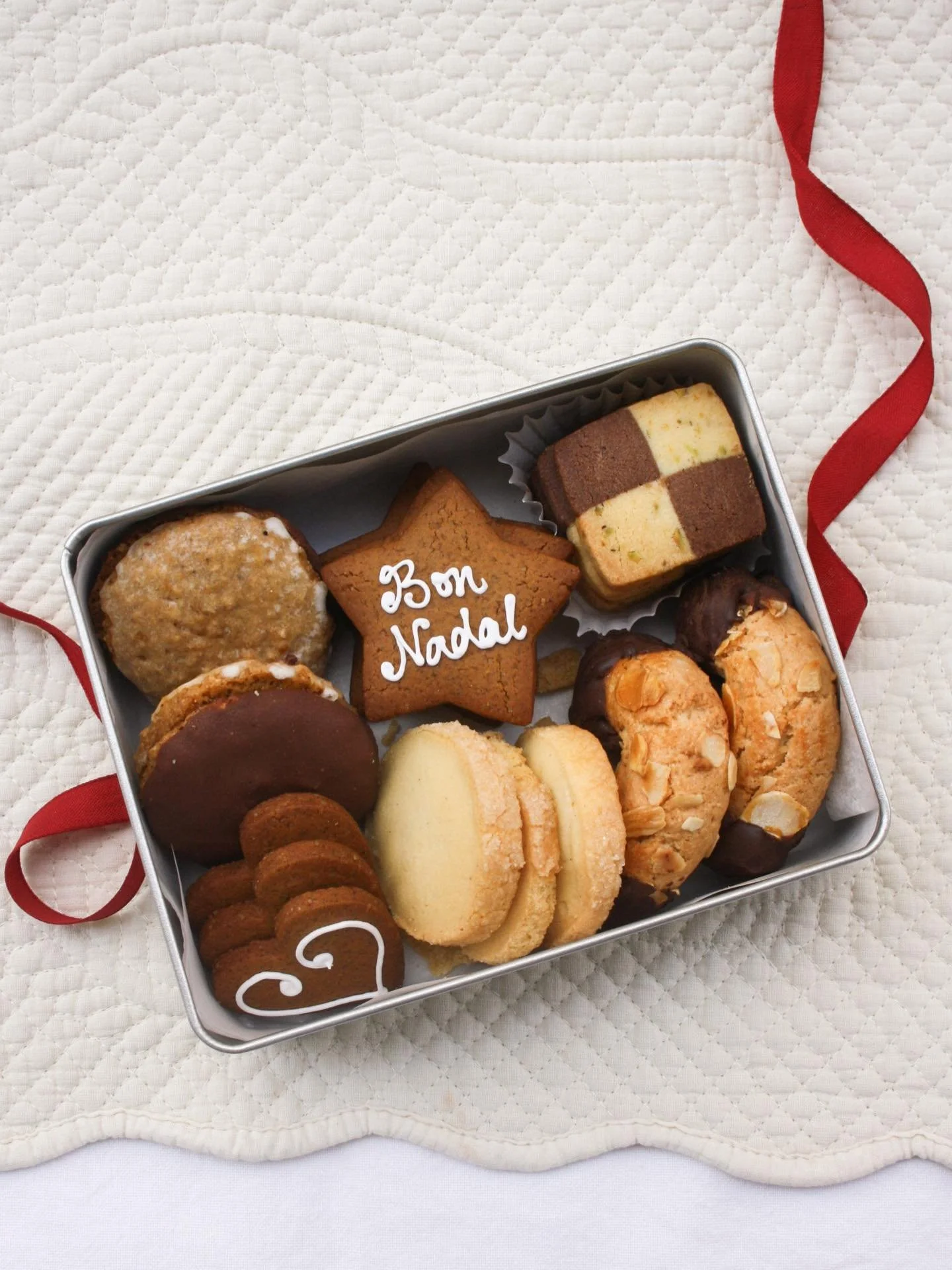 The Christmas cookie post!! 🌟🍪 este a&ntilde;o la caja est&aacute; llena de cl&aacute;sicos de la pasteler&iacute;a navide&ntilde;a alemana: 

🍪 Elisenlebkuchen: pan de jengibre blando, con almendras, avellanas, naranja, y muchas especias, sin har
