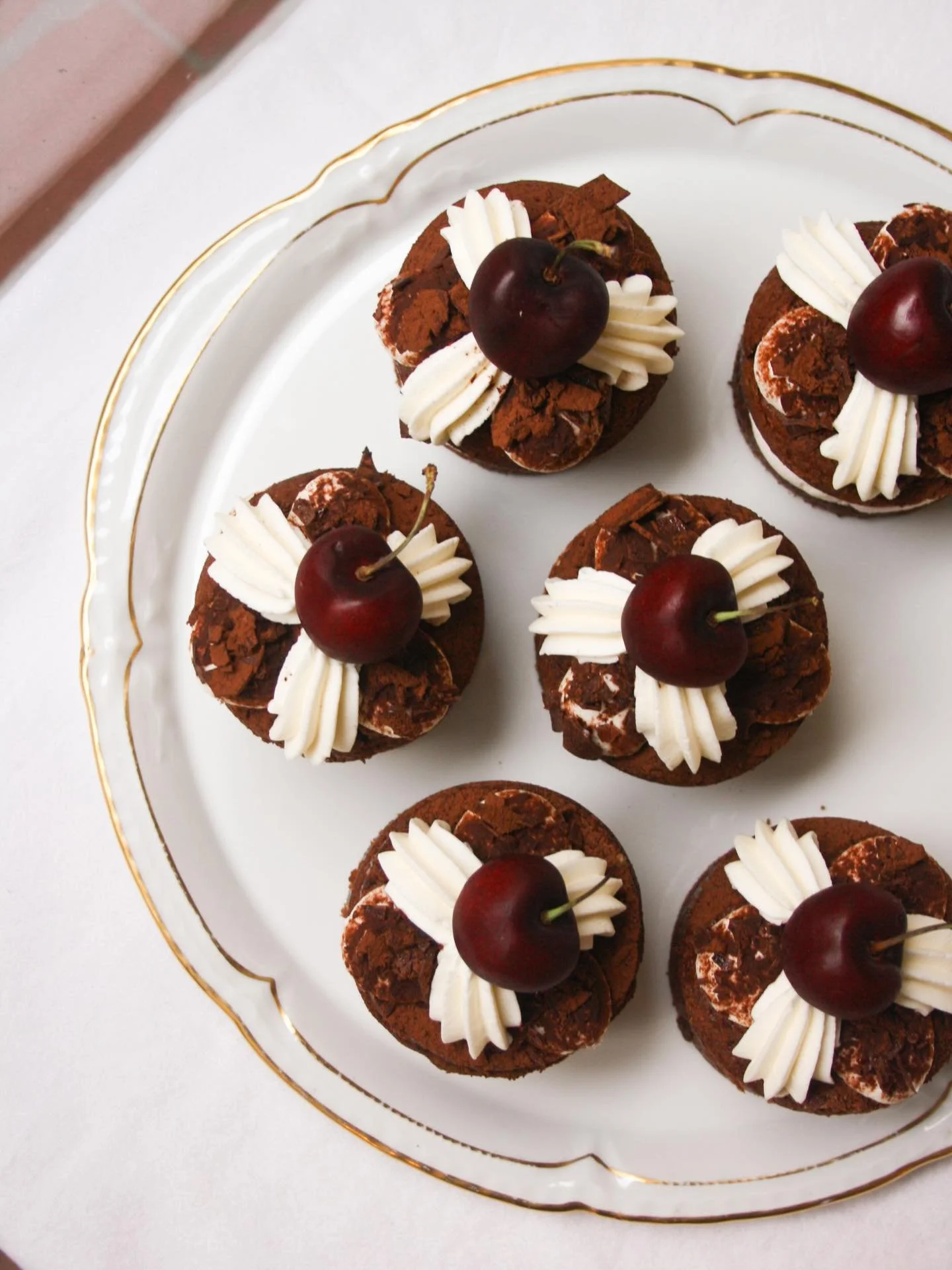 El horno est&aacute; apagado, los pasteles decorados, las galletas empaquetadas 🙌

Solo falta desearos Felices Fiestas y un Pr&oacute;spero A&ntilde;o Nuevo! 🌟 

Muchas gracias por vuestros pedidos, ha sido un placer preparar los pasteles para vues