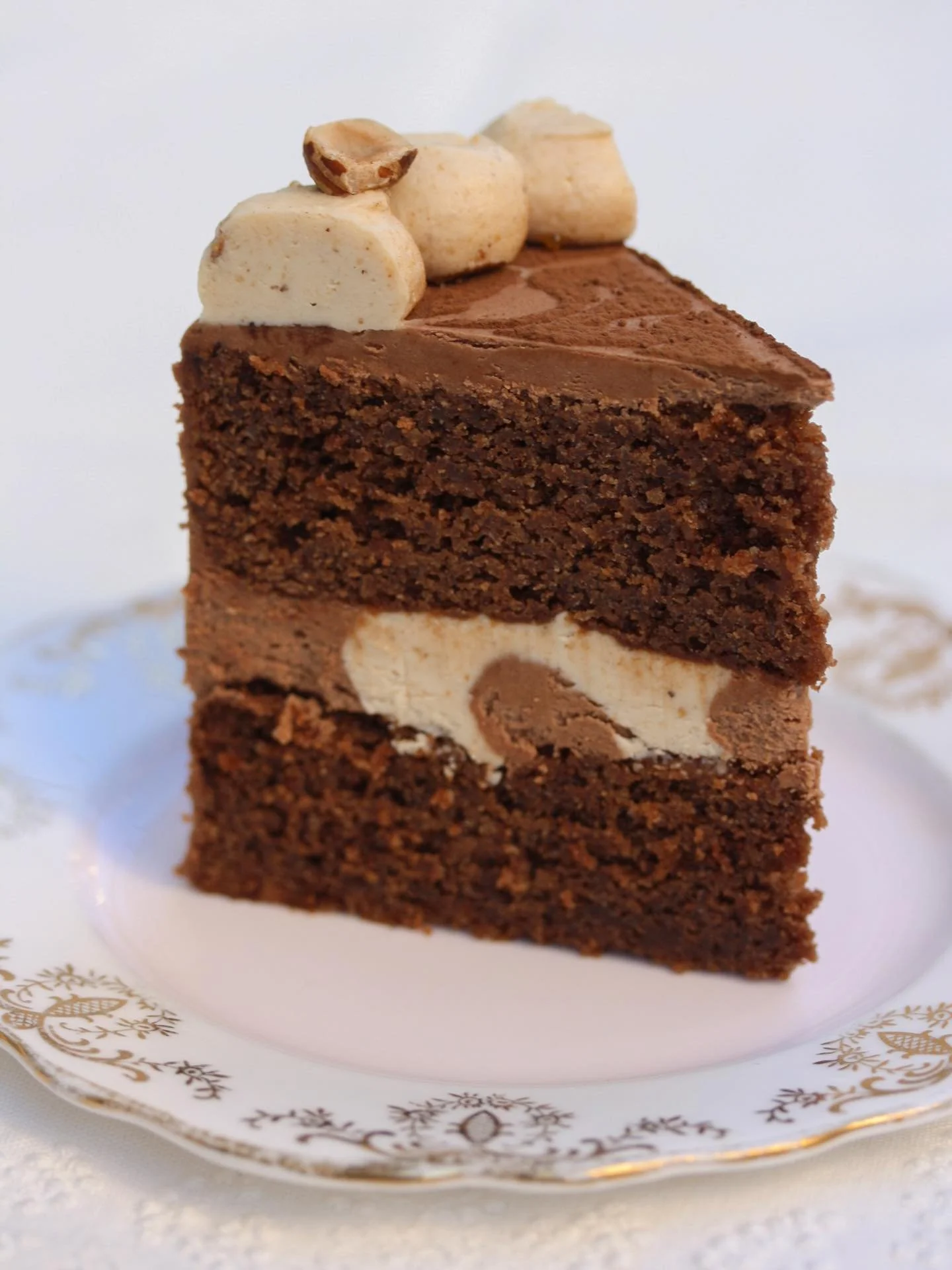 El corte del pastel &Eacute;xito 🍰! Despu&eacute;s de mucho tiempo por fin tengo la foto y ya no quedan dudas (espero!). Bizcocho tierno de chocolate y almendra, y crema de chocolate y crema de pralin&eacute; casero de avellana - ambas cremas a base