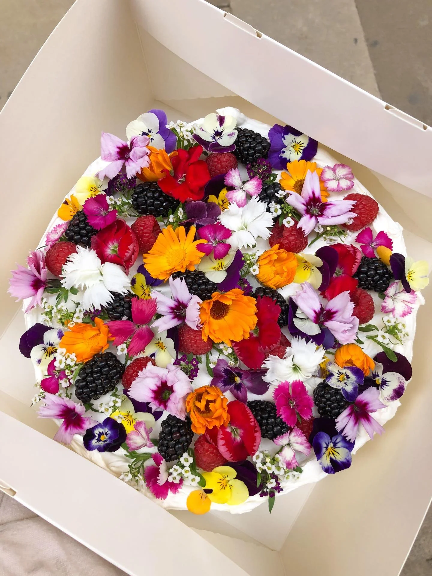 Trying to brighten this rainy day in Barcelona with a picture of this flower meadow cake 🌦️🌼 I know I&rsquo;m repeating myself when I say this but I sooo enjoy making these cakes! How can you not be in a good mood when you look at all these beautif
