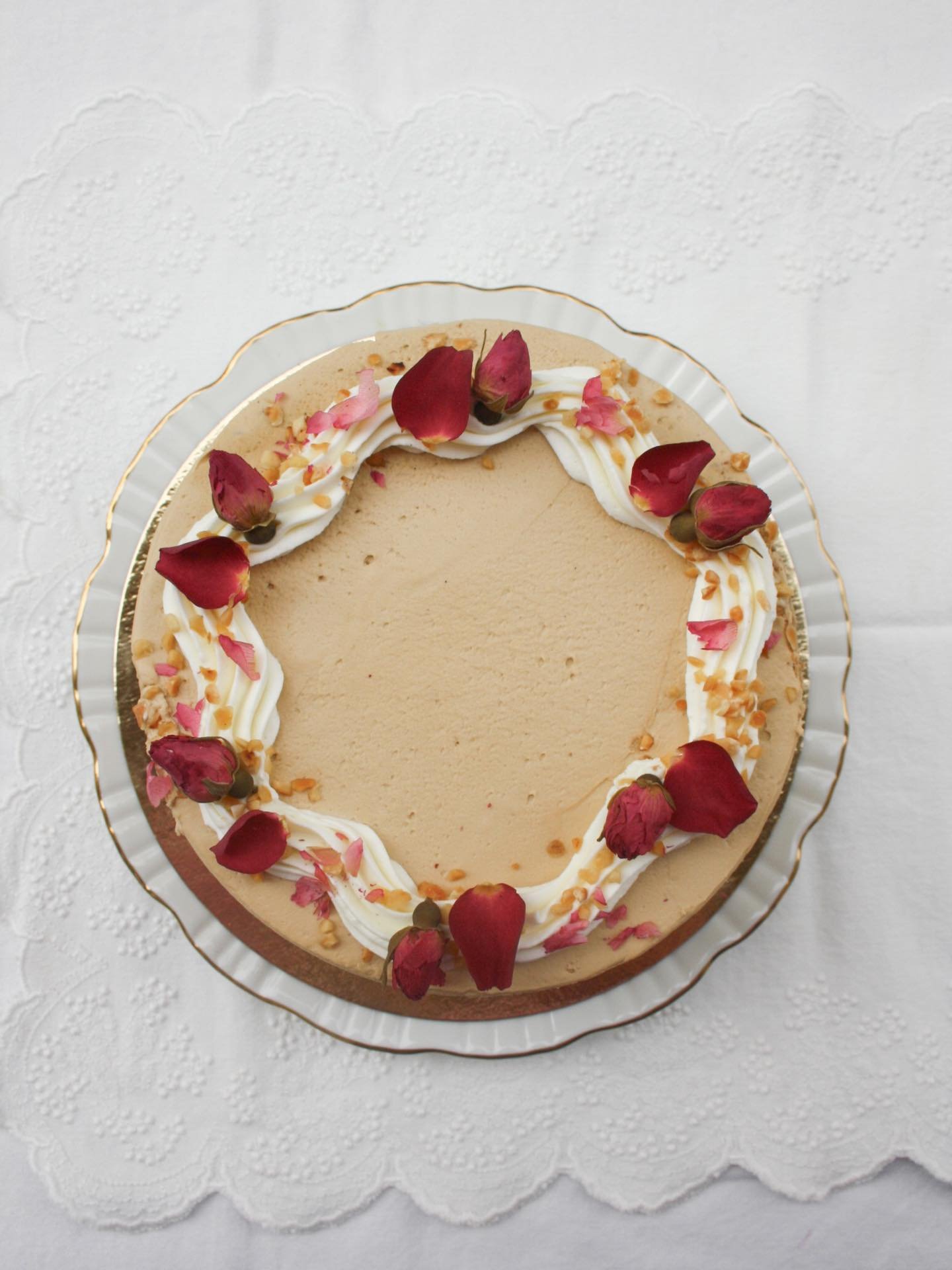 New cake 💫  Nuevo pastel!! Os presento: Sinfon&iacute;a! Con crema de caf&eacute;, bizcocho almendra y ganache de chocolate negro. Te suena la combinaci&oacute;n de sabores? S&iacute;, son los mismos elementos del famoso pastel Op&eacute;ra. 

Llevo