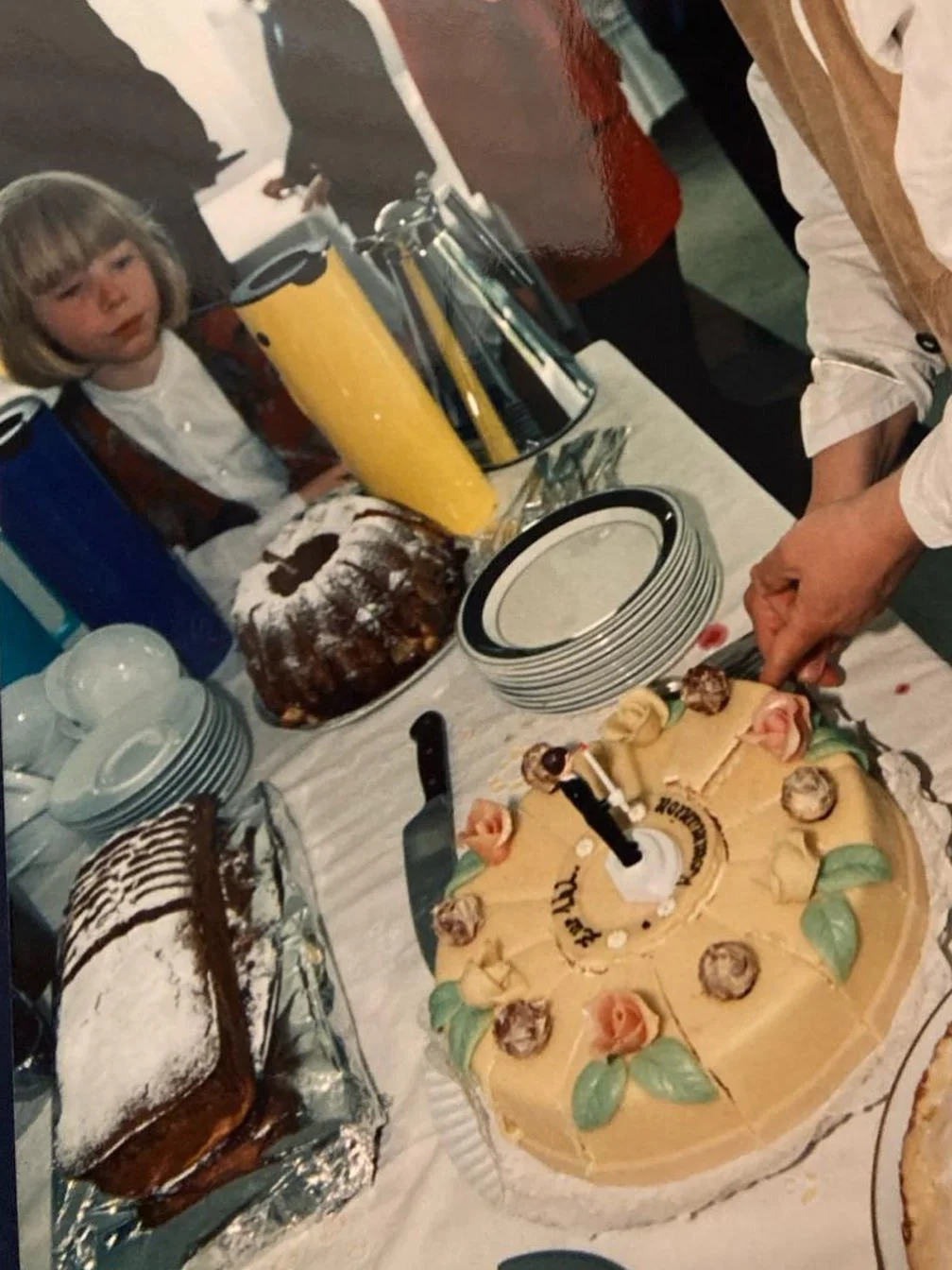 La que prepara vuestros pasteles, contesta a vuestros mails y pedidos, hace la web, las compras, los dise&ntilde;os de los pasteles, la limpieza, el newsletter y los redes sociales.

He visto este tipo de post en otras cuentas y me parece muy mono. 
