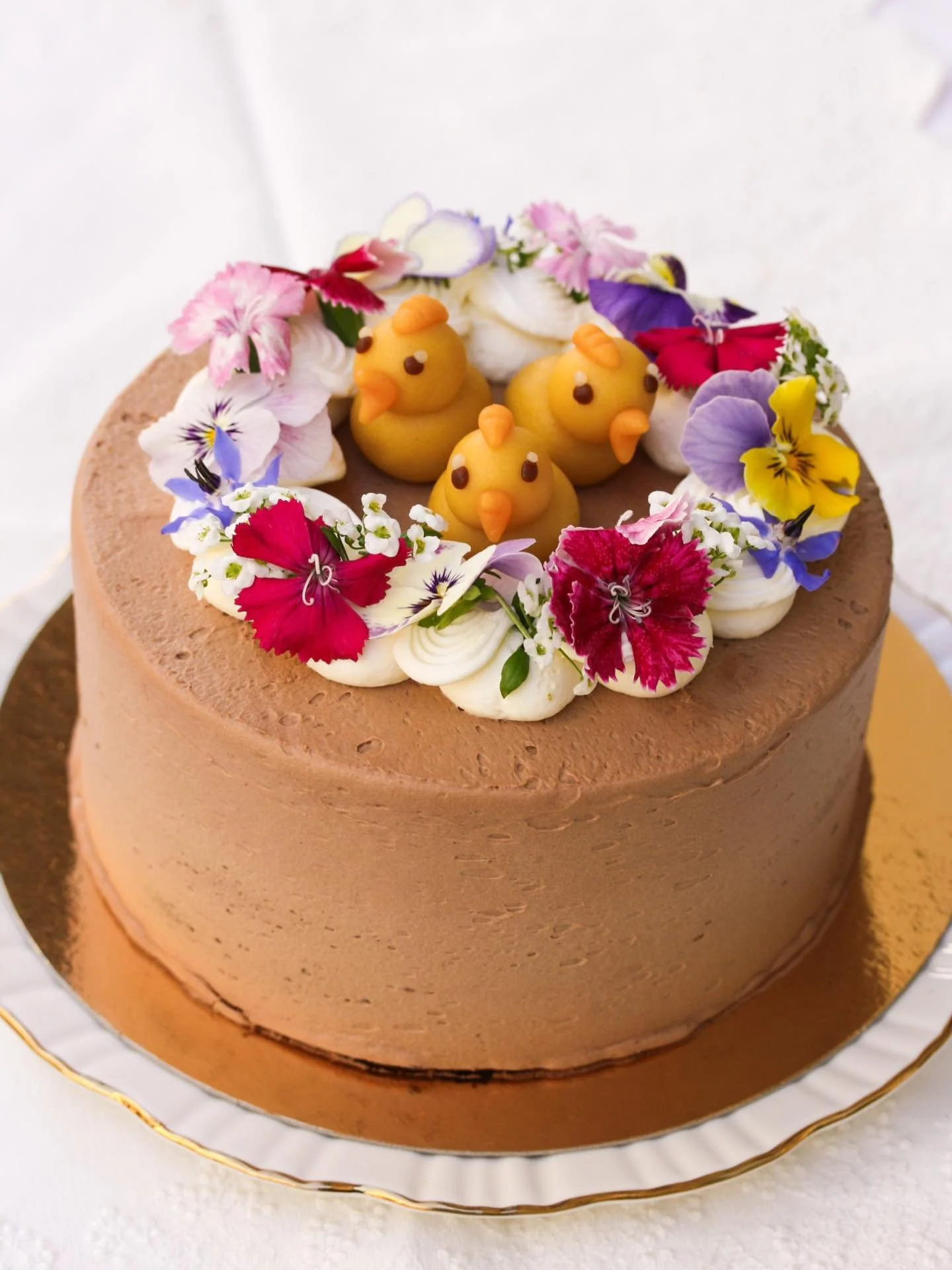 Todos los pollitos&hellip;🎶 🐣 Madrinas, padrinos, atenci&oacute;n! Pronto llega Semana Santa con su bonita tradici&oacute;n de regalar monas a los ahijados! Para esta ocasi&oacute;n he creado un pastel de chocolate y almendra, con crema de chocolat