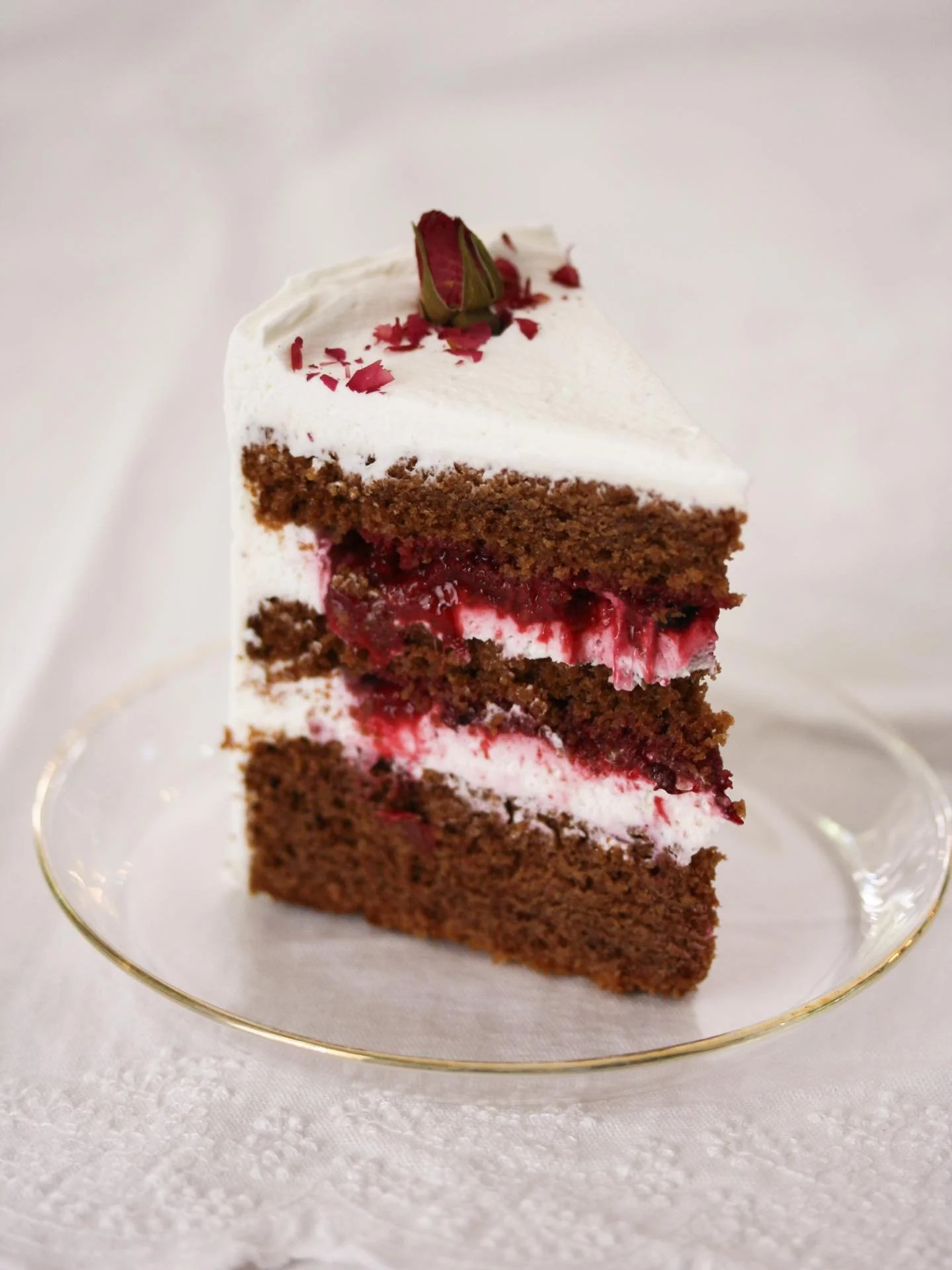 Una de mis mejores decisiones este a&ntilde;o: convertir el pastel Chocolate Berry Dream en un pastel de tres capas de bizcocho! As&iacute; las capas quedan a&uacute;n m&aacute;s jugosas y para m&iacute; es mucho m&aacute;s f&aacute;cil de ponerle el