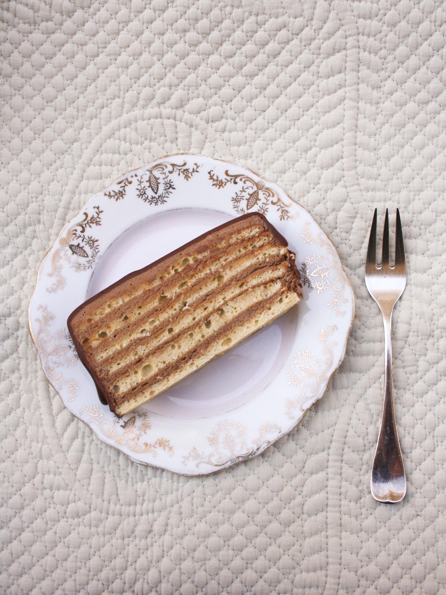 The Making of Prinzregententorte - un pastel t&iacute;pico alem&aacute;n (de Bavaria) en la luz de la ma&ntilde;ana. 

Capas finas de bizcocho genov&eacute;s y un relleno de crema de mantequilla al estilo alem&aacute;n (crema pastelera + mantequilla)