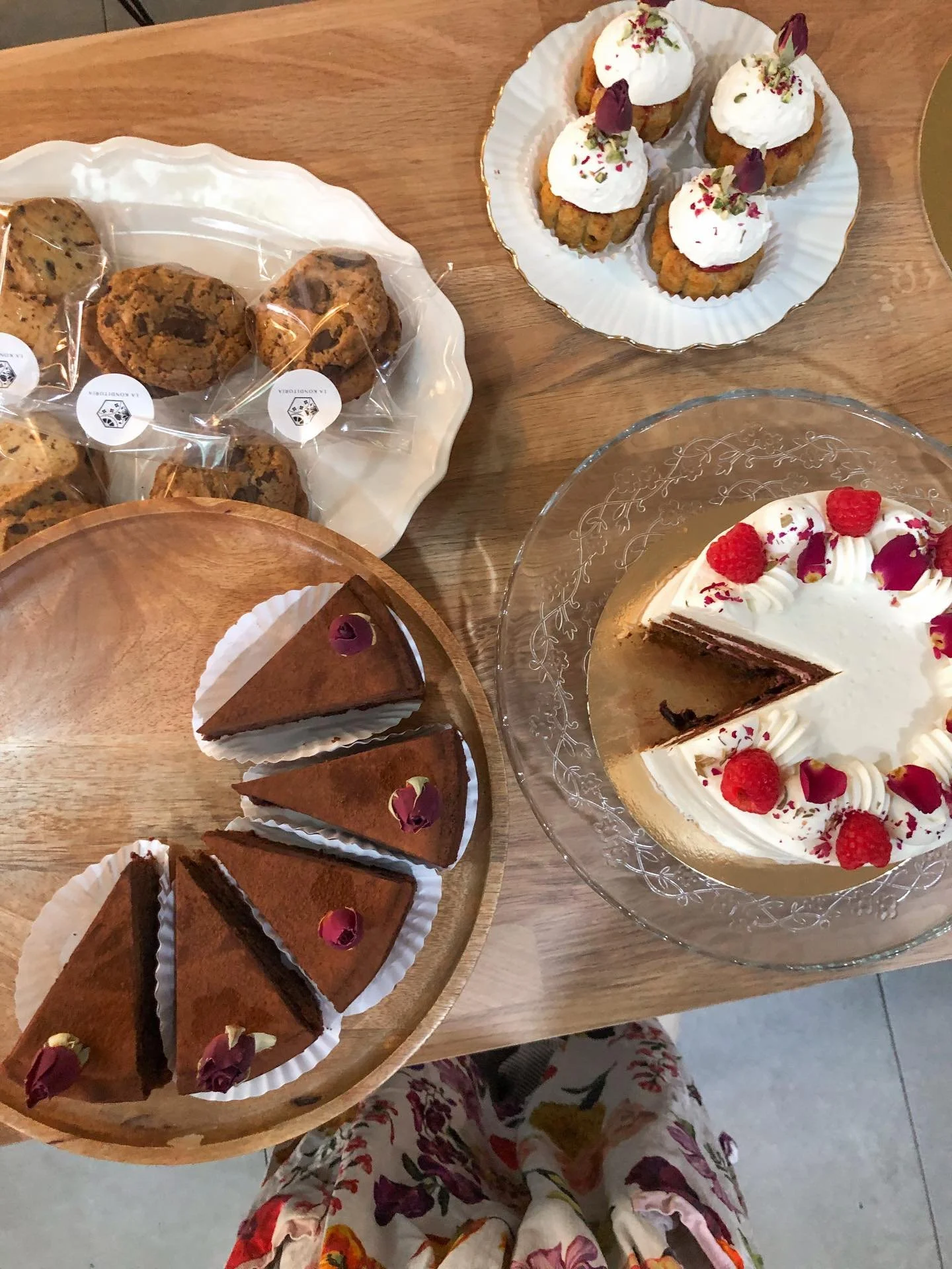 As&iacute; fue Sant Jordi en La Konditor&iacute;a 🌹📖. Muchas gracias a todos por venir! No ten&iacute;a tiempo para tomar m&aacute;s fotos, tampoco han salido s&uacute;per bien las que tom&eacute; pero poco a poco voy a encontrar la mejor manera de