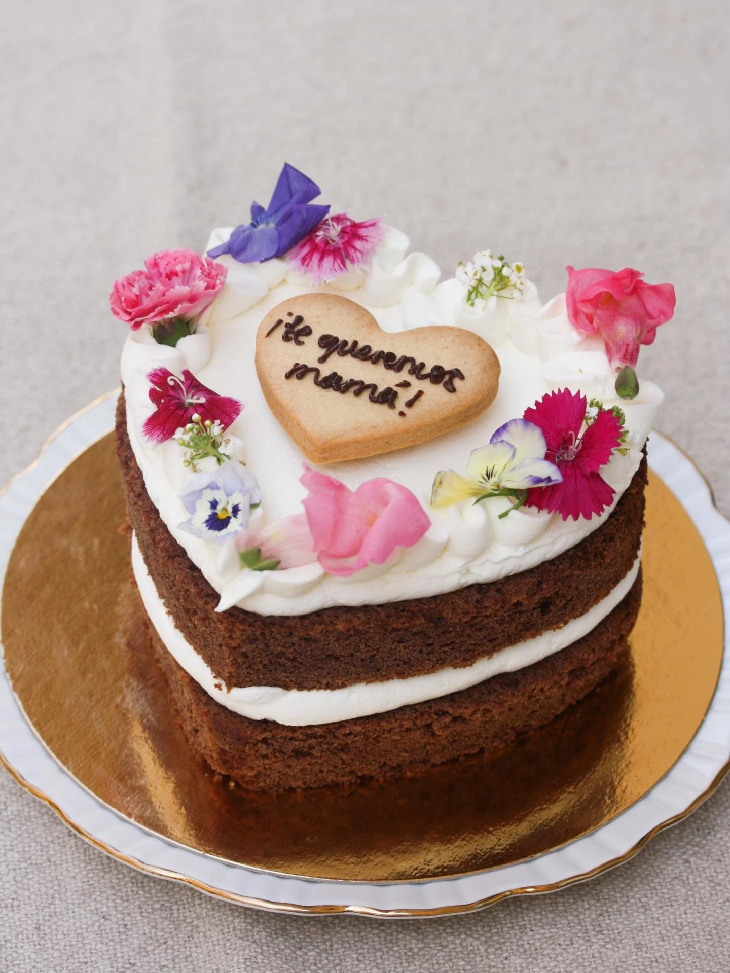 Para las mam&aacute;s que son iguales de golosas como yo: si tu familia no sigue a La Konditor&iacute;a, p&aacute;sales este post! 😄 He dise&ntilde;ado un pastel en forma de coraz&oacute;n 💝 con florecitas para celebrar y agradecer todo lo que hace