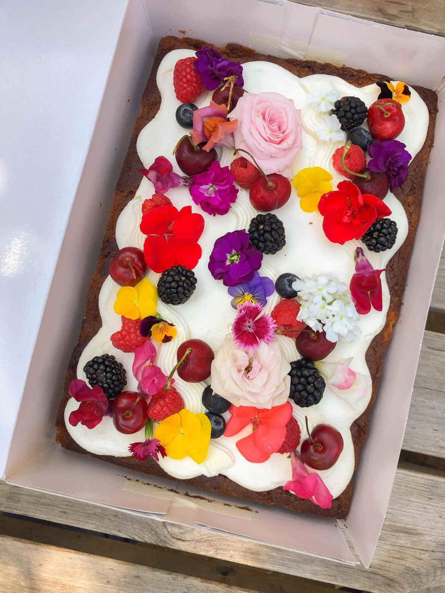El pastel perfecto para un picnic con los amigos: Marmorkuchen elevado 💫 con crema de mascarpone y nata montada (a todos le encanta), muchas frutas rojas (porque no pueden faltar en UK postre para ni&ntilde;os) y flores comestibles (porque son bonit