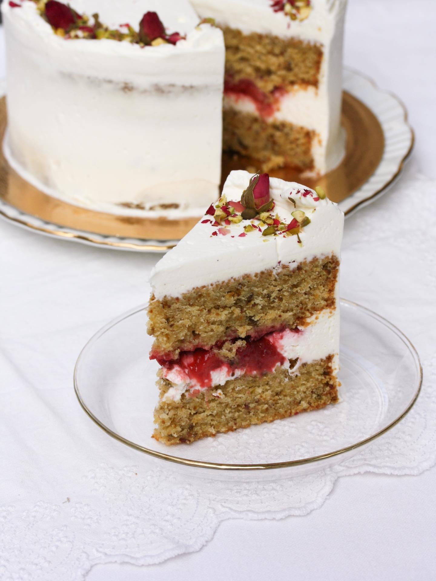 &iquest;No te emociona la crema de mantequilla? &iexcl;Has venido al lugar correcto! La base del relleno de mis pasteles es el mascarpone y la nata. No se endurede en la nevera y tiene una textura m&aacute;s ligera.

Creo que mi amor por este relleno