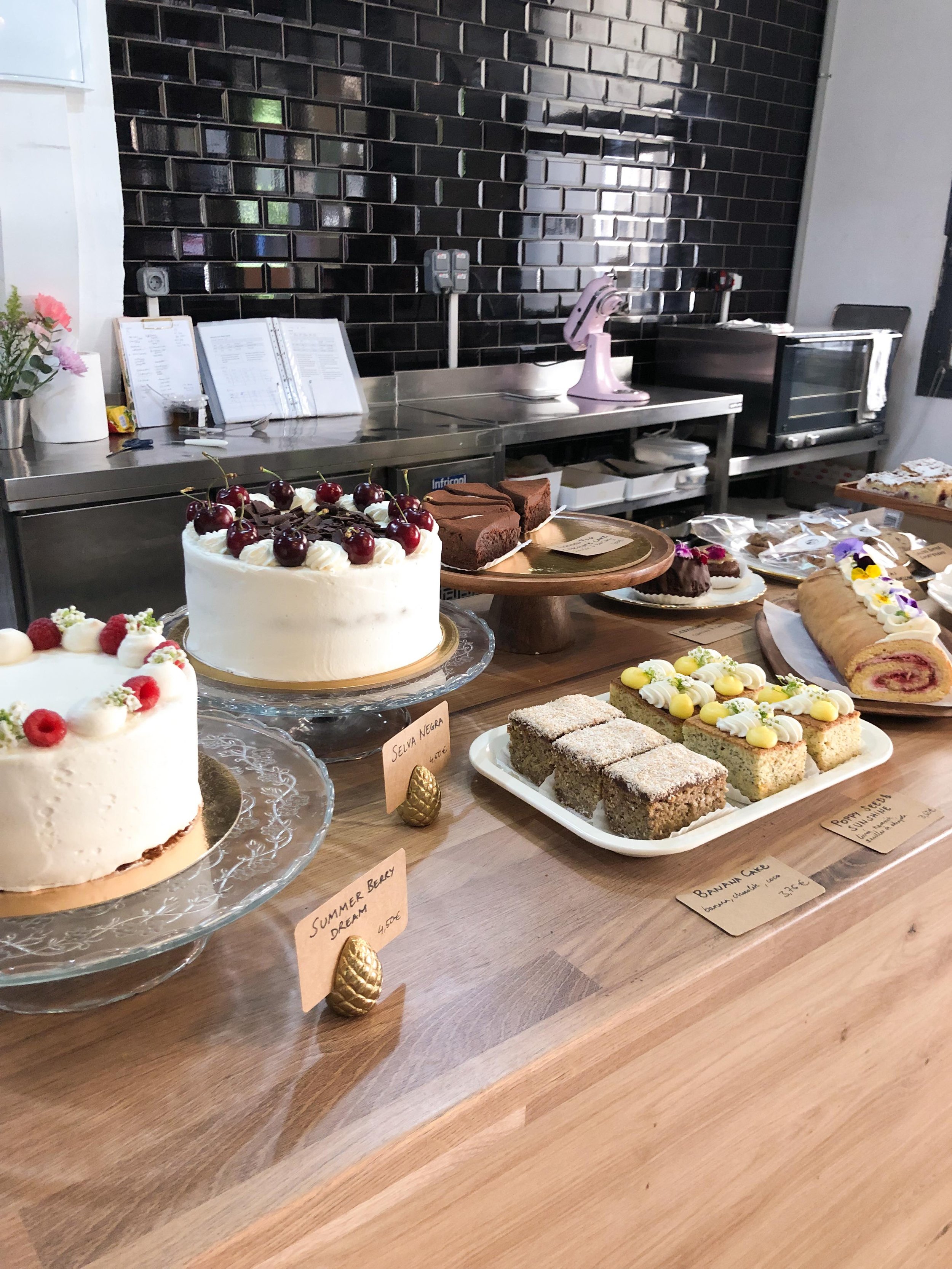 Este viernes abro hasta las 18.00h 🍰💫!! En este horario creo que muchos m&aacute;s pod&eacute;is venir a llevaros alg&uacute;n pastelito para el finde. 

Ya llevo casi cuatro semanas con la venta directa al p&uacute;blico y me encanta ver todos mis