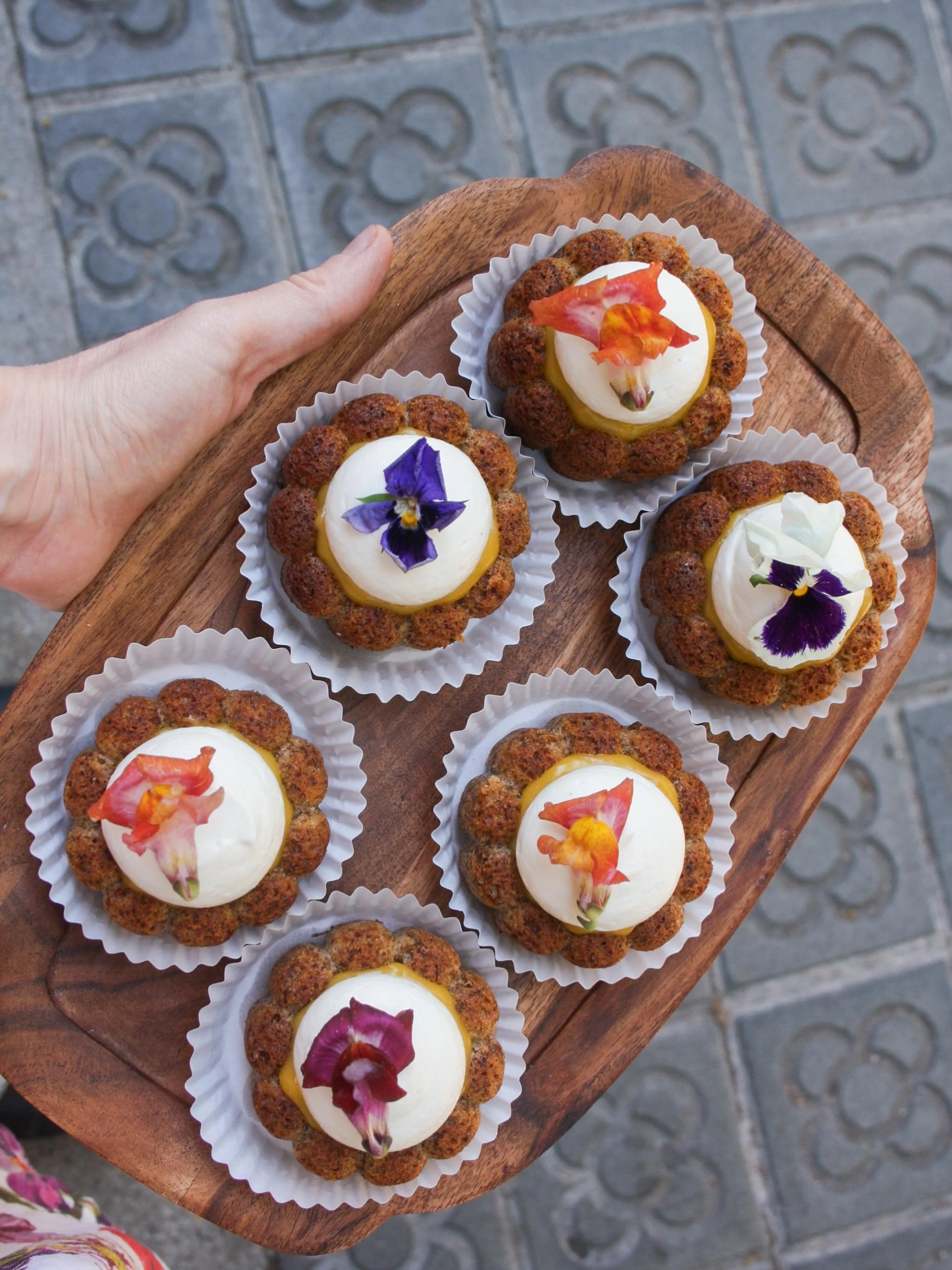 Cuando hago pasteles sin gluten pienso en qu&eacute; le podr&iacute;a gustar a mi hermana, porque tiene sensibilidad al gluten. Esto me inspira a crear combinaciones de sabores que no encuentras en cualquier sitio. 
Porque no hay nada m&aacute;s abur
