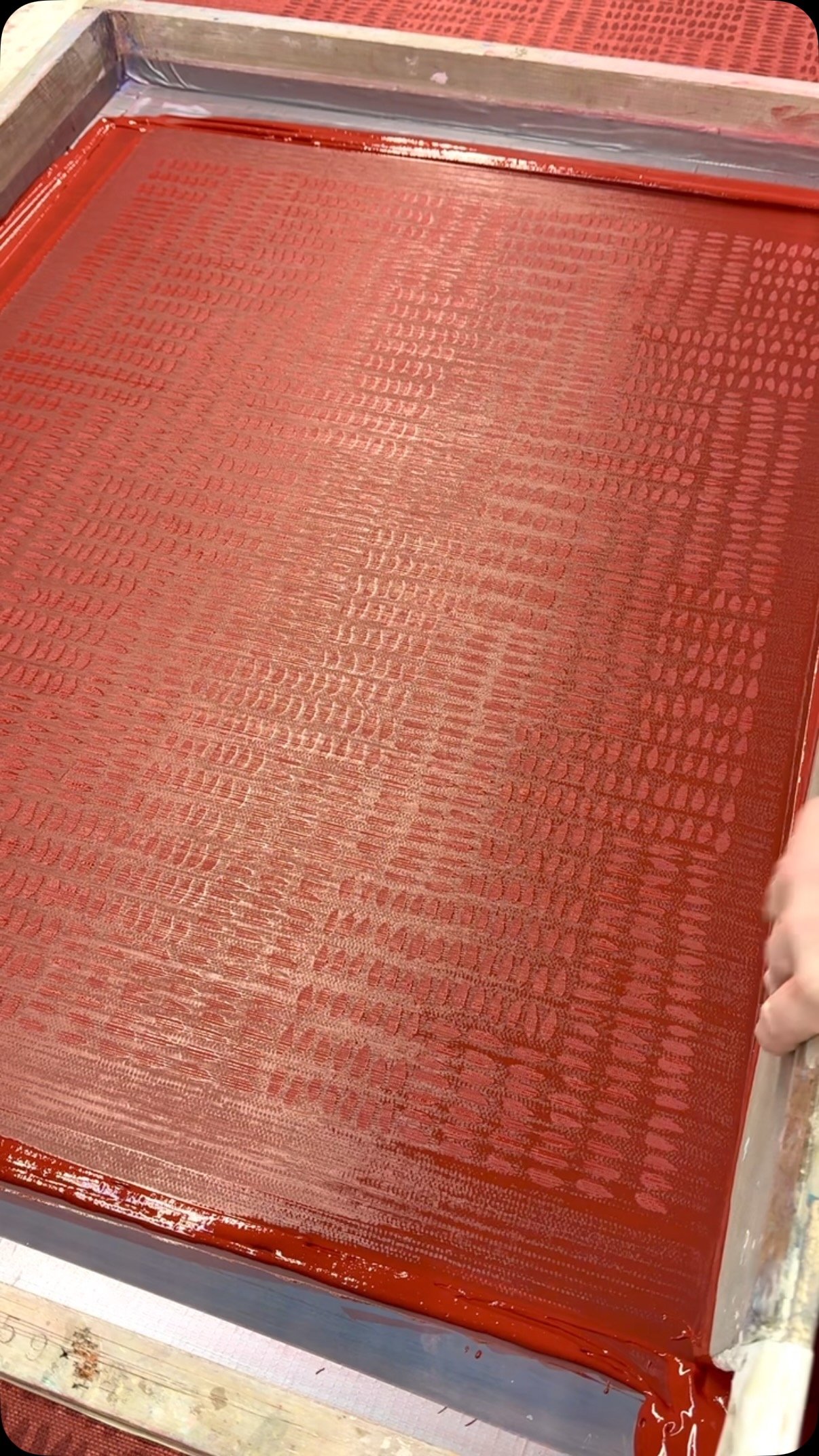 It may be cool and rainy outside but we are feeling the heat from this rich red “Dosty” printing for longtime client @dkda. In shades of deep garnet on tonal grasscloth, it’s the perfect blend of pattern and texture. Available as
