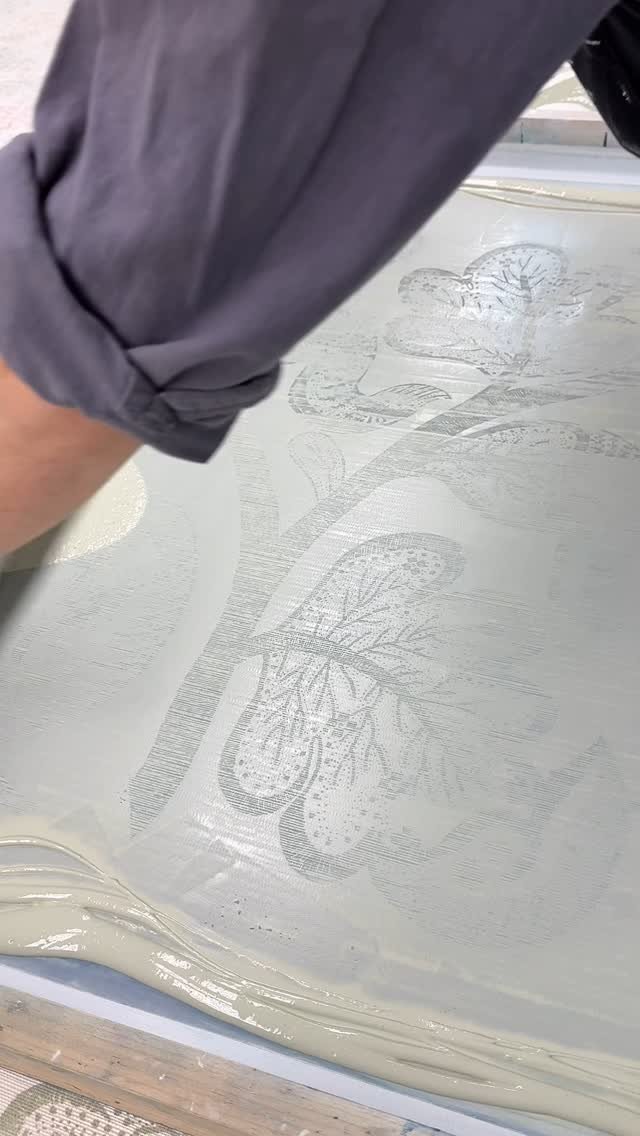 It’s #wallpaperwednesday with a recent printing of our “Tree of Life” on grasscloth. Created in our studio in 1966 in collaboration with Albert Hadley, it is timeless and is part of our Albert Hadley®️collection, the original i