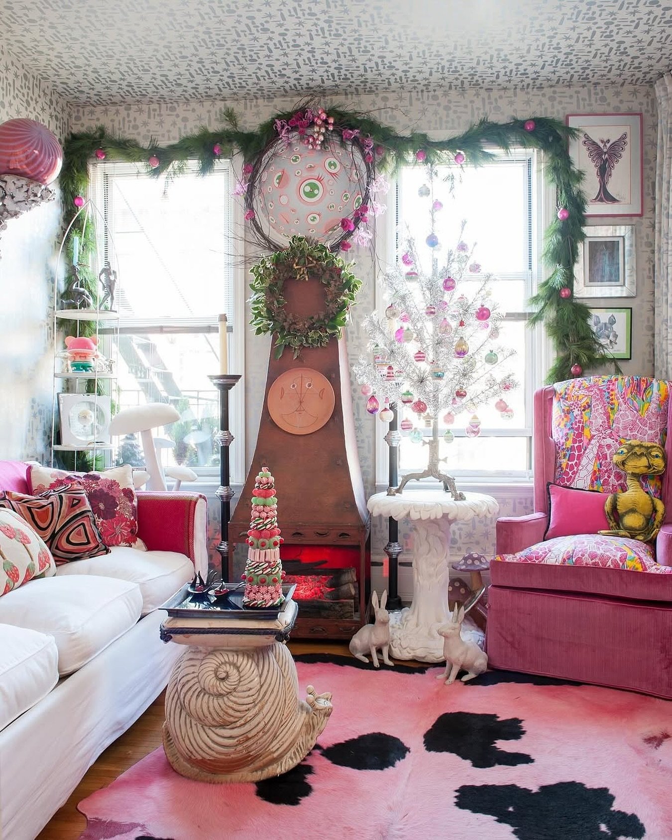 The home of @harryheissmann is a wonderland of holiday cheer. Bright and festive, his living room perfectly captures the magical spirit of the Christmas season. Merry Christmas to all! Repost from @harryheissmann
•
Wallpaper Wednesday....
The