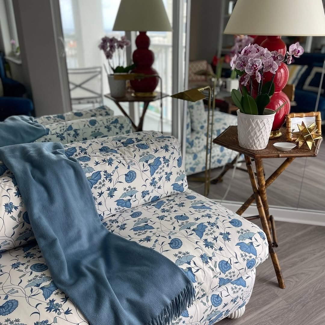 We love how @stylebeatblog used our “Mille Fleurs” print on her sofa - the soft Turkish corners, low profile and crisp blue and white make for the most chic living room moment. Perfect for Palm Beach, or anywhere you need a bit of fresh