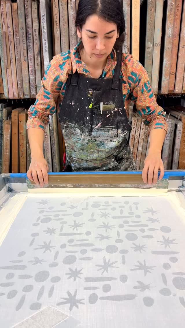 It’s a “Miro” Monday with a new printing of this celestial design on chocolate Belgian linen. Bold yet playful, “Miro” is equally at home in modern or traditional interiors. This pattern is from our Albert Hadley®️