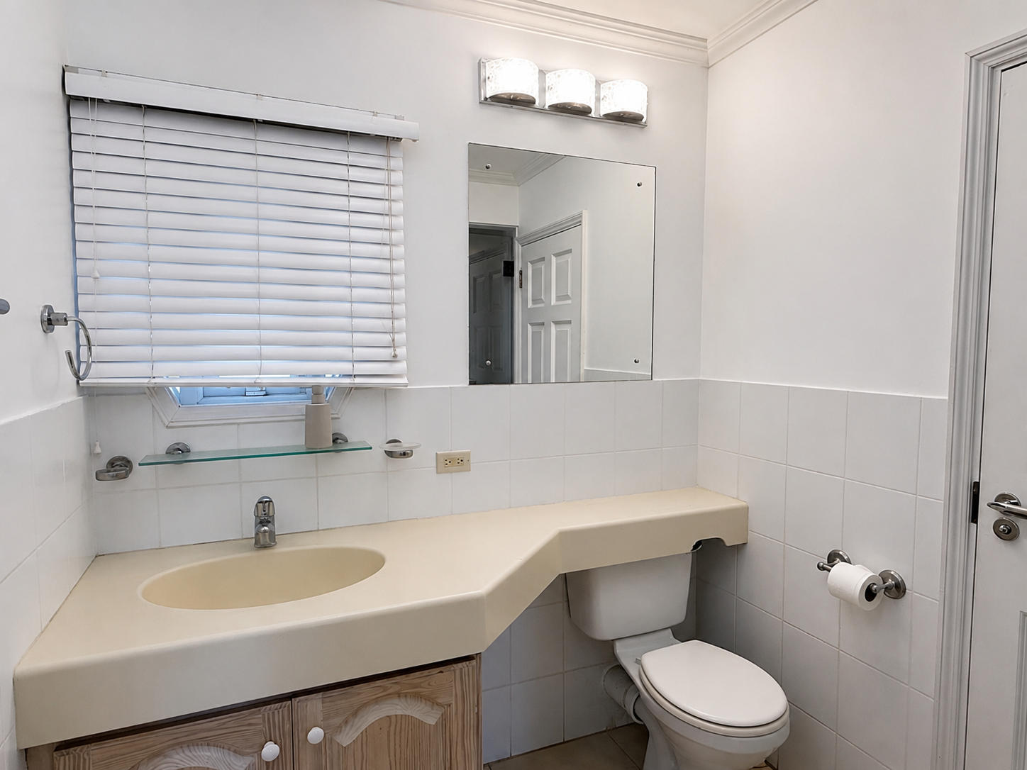bathroom dowmstairs casa verde.png