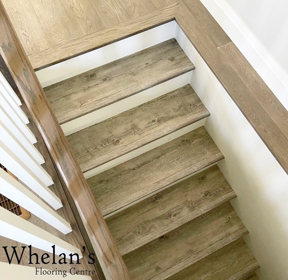 We hope everyone is staying dry out there today! Check out this gorgeous staircase covered in vinyl plank with matching nosings! 
.
.
.
Installation provided by @whelansflooringcentre 
Material provided by @whelansflooringcentre