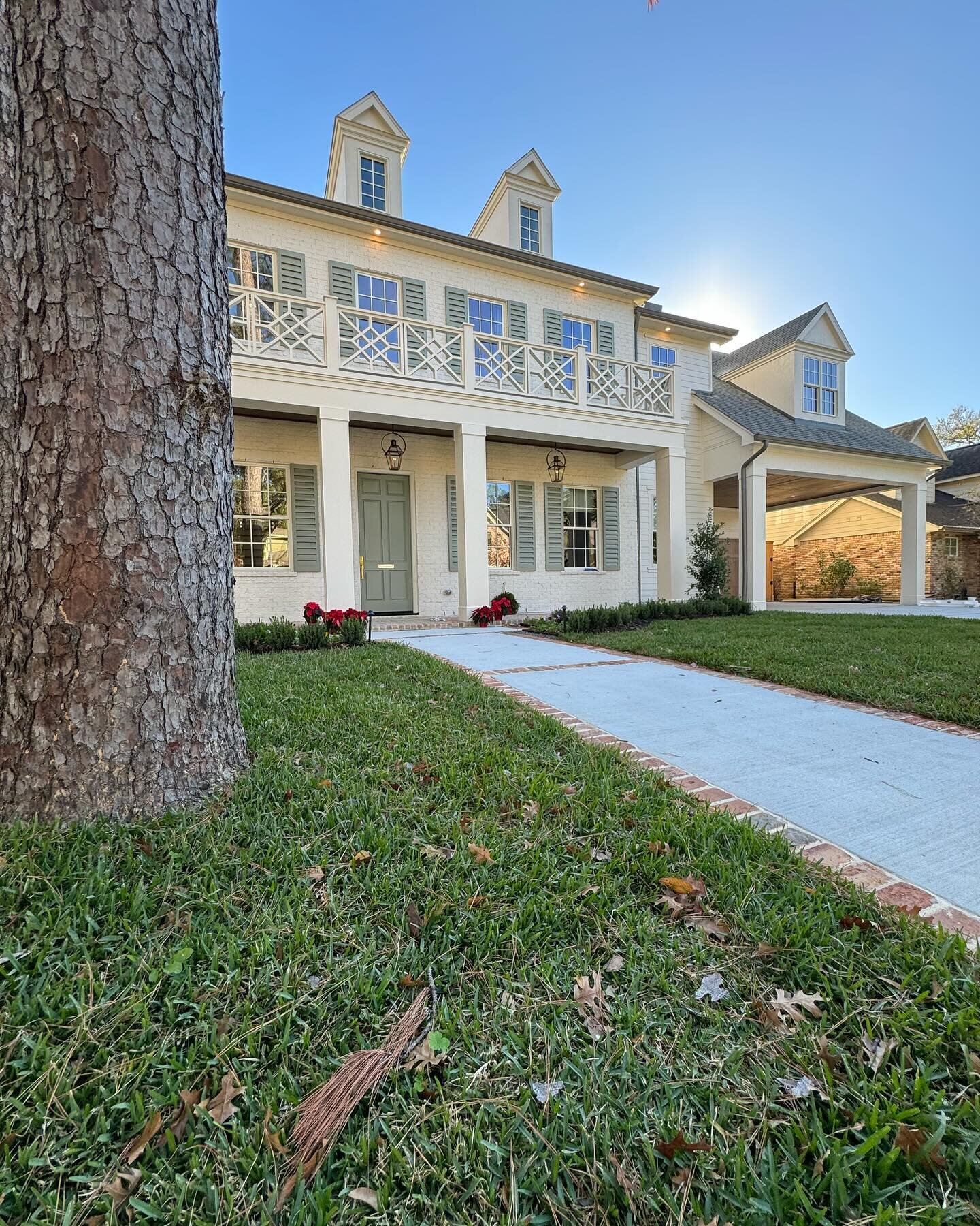 🏡 Step into timeless elegance with our classical design and custom elements that elevate every corner of this stunning home. From intricate details to unparalleled craftsmanship, welcome to a space where luxury meets comfort. ❤️ 
We live in #memoria