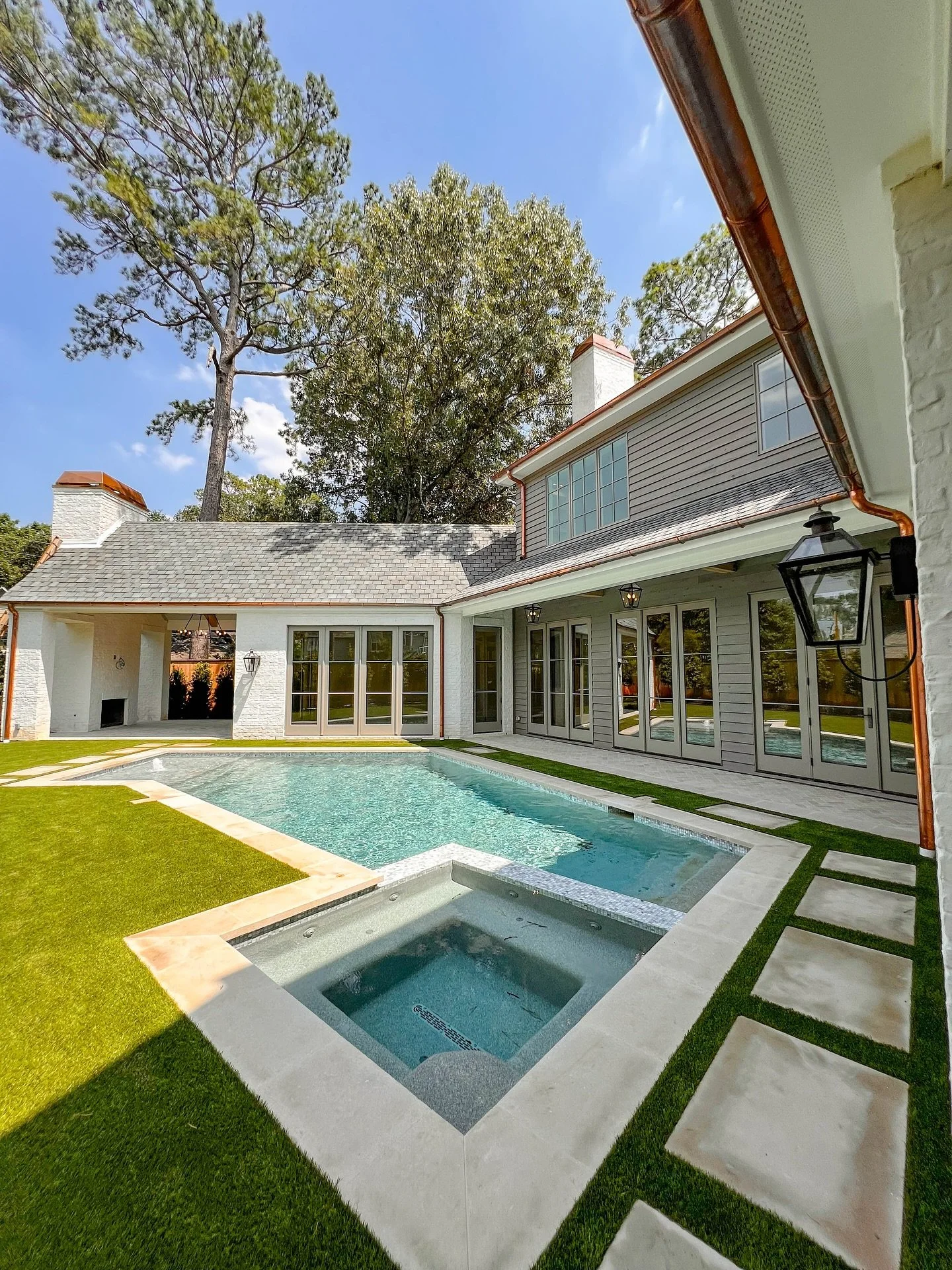A home should extend luxury and comfort outside traditional walls and spaces. Our projects focus on the specific lot to maximize enjoyment and utility of outdoor space just as much as inside.