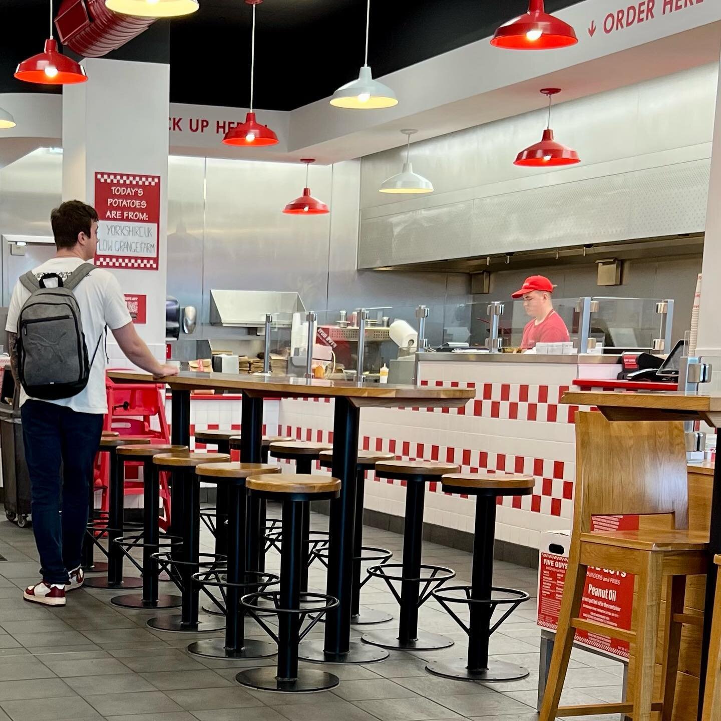 Waiting for ma food 🍔 🙌 
-
-
-
#fiveguysburgers #fiveguys #musicianslife #singerslife #allfood #burgersandfries #waitingforfood #ilovefood #singersofig #artistsofig