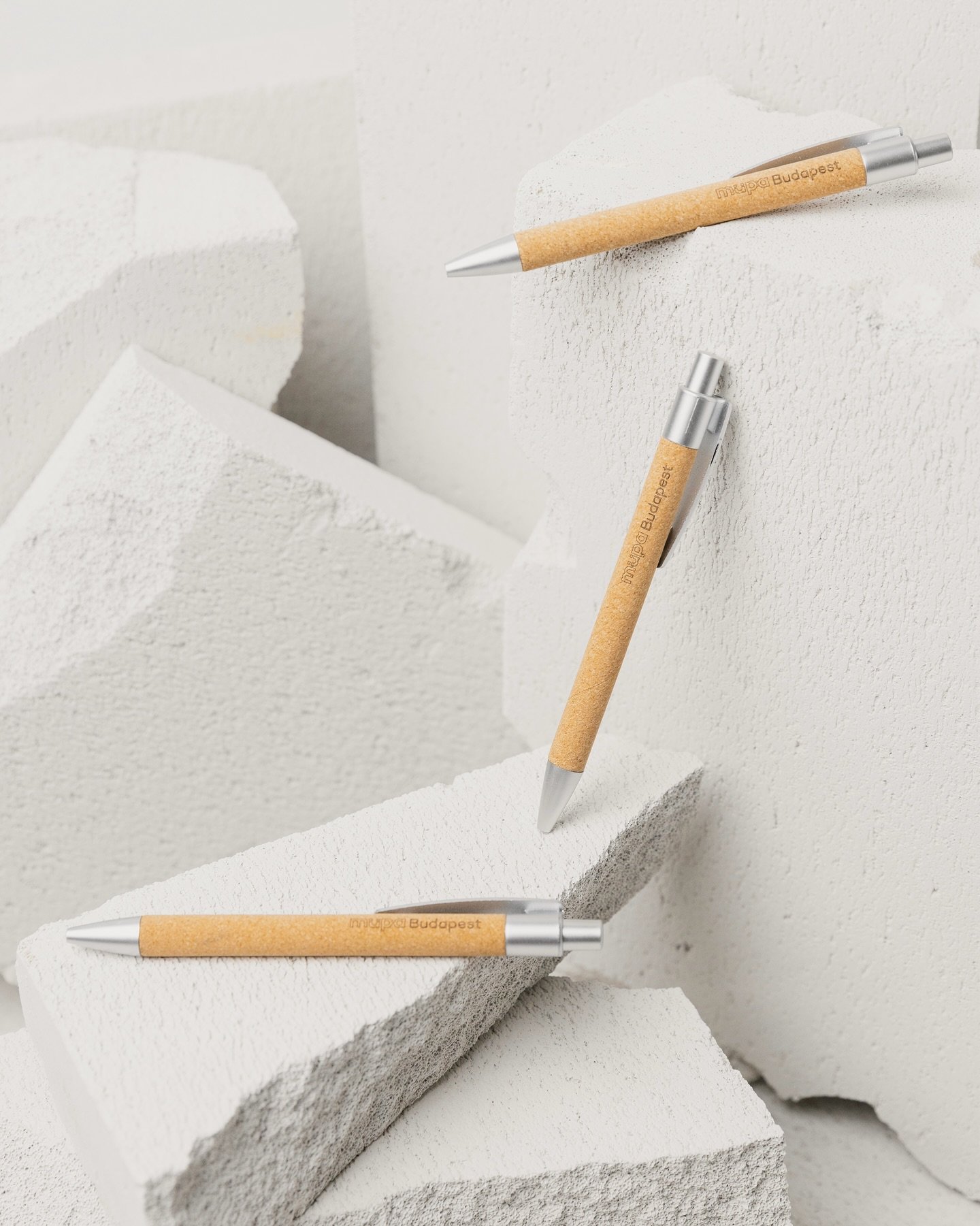 M&Uuml;PA20
-
Csak siker&uuml;l a m&aacute;rciusban fot&oacute;zott @mupabudapest aj&aacute;nd&eacute;kt&aacute;rgyait is posztolnom 🙈
El&eacute;g menő grafik&aacute;kkal oper&aacute;l az &uacute;j kollekci&oacute;.