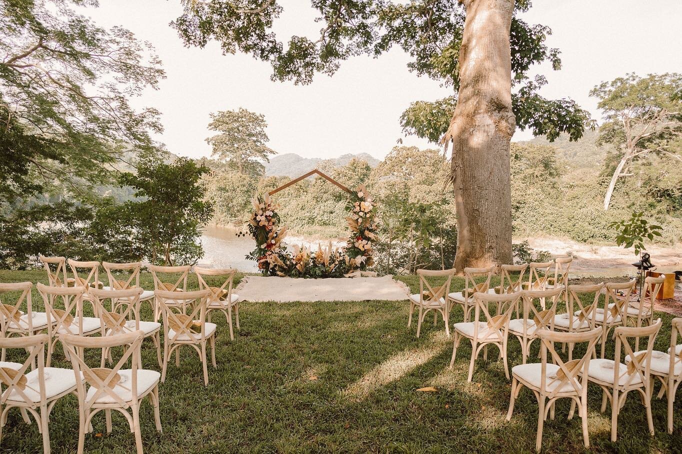 This riverfront ceremony was the first of its kind at Finca Austria! Overlooking the Rio Nosara and framed by giant trees, this little haven made a magical space for Katelynn and Matthew&rsquo;s &ldquo;I do&rsquo;s&rdquo;! ✨We even had a few 🐒 visit