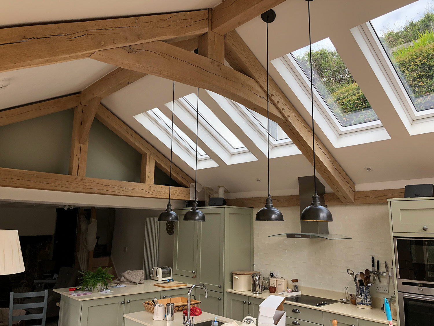 Green-oak-framed-trusses-in-contemporary-devon-kitchen-extesion