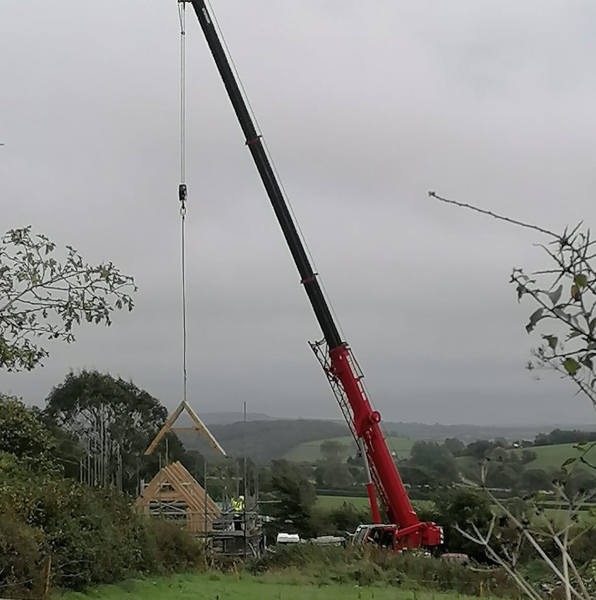 All go on site this week as the team installs a 2 storey oak frame into a Devon cob barn. The frame has been built to match the existing footprint with walls tapering from one end to the other by nearly a metre. 

#oakframe 
#oakframedbuilding 
#besp
