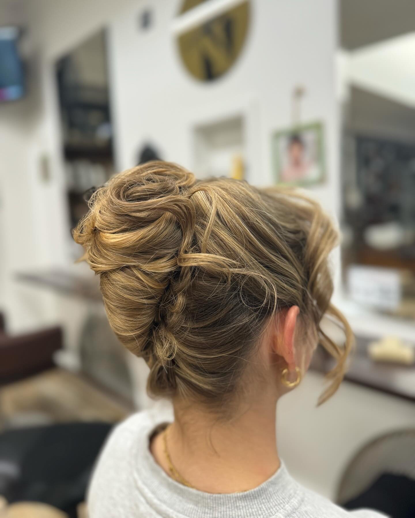 HOCHSTECKFRISUR 👰🏼&zwj;♀️

by Zo&eacute;