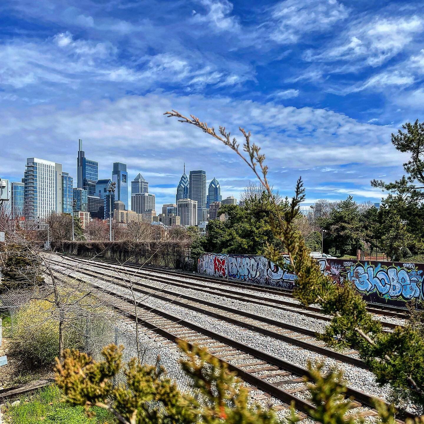🏙️ People have strong opinions about Philadelphia. Personally, I don&rsquo;t think I&rsquo;ll ever be able to NOT love it here. Sitting along the Schuylkill, thinking my usual (first-world-problem) thoughts of the 24 hours pre-departure&hellip;
&bul