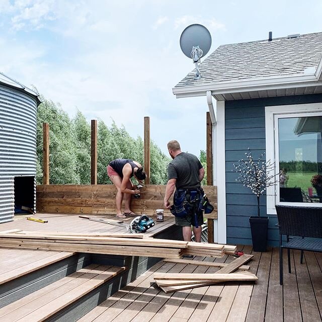 We&rsquo;ve come to the point where he watches me work 🤣 I kid, I kid. @farmer_e does the majority of power tool usage around here, I requested this photo of a rare moment and JJ happened to snap this one.
.
Are you adjusting to a new rhythm this sp