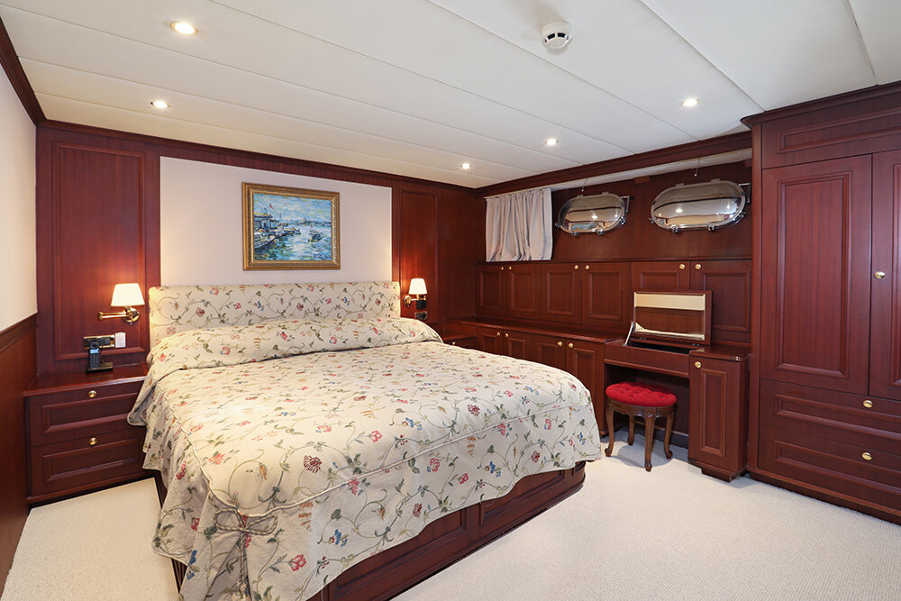 Admiral XL Queen-Bedded-Guest-Stateroom.jpg