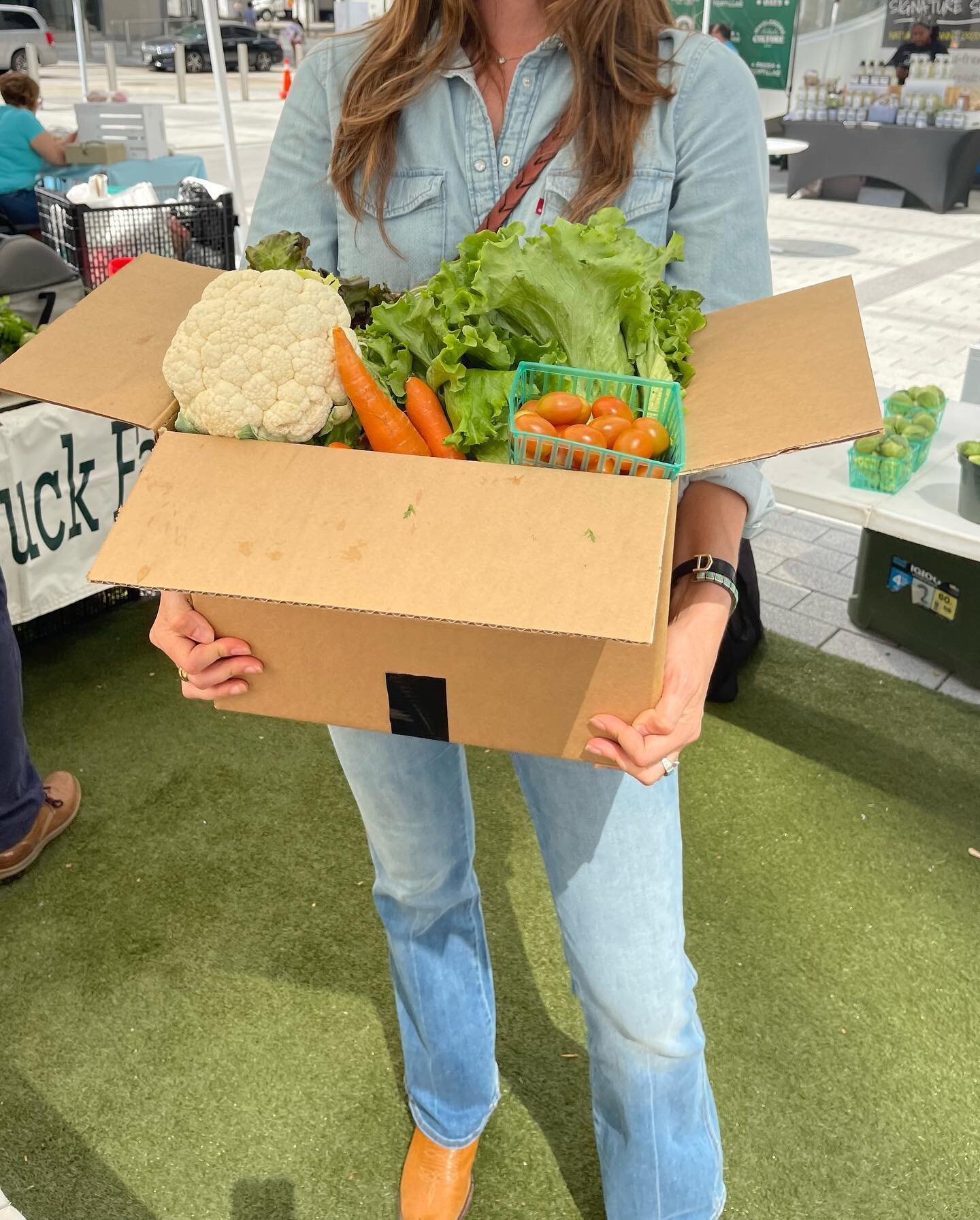 Did you know at our Downtown farmers markets, you can build your own produce box from @wood_duck_farm for just $40?? This will allow you to pick exactly what you want for your home. 

Come out TODAY to Smith St. Farmers Market from 10:30-1:30 {1200 S