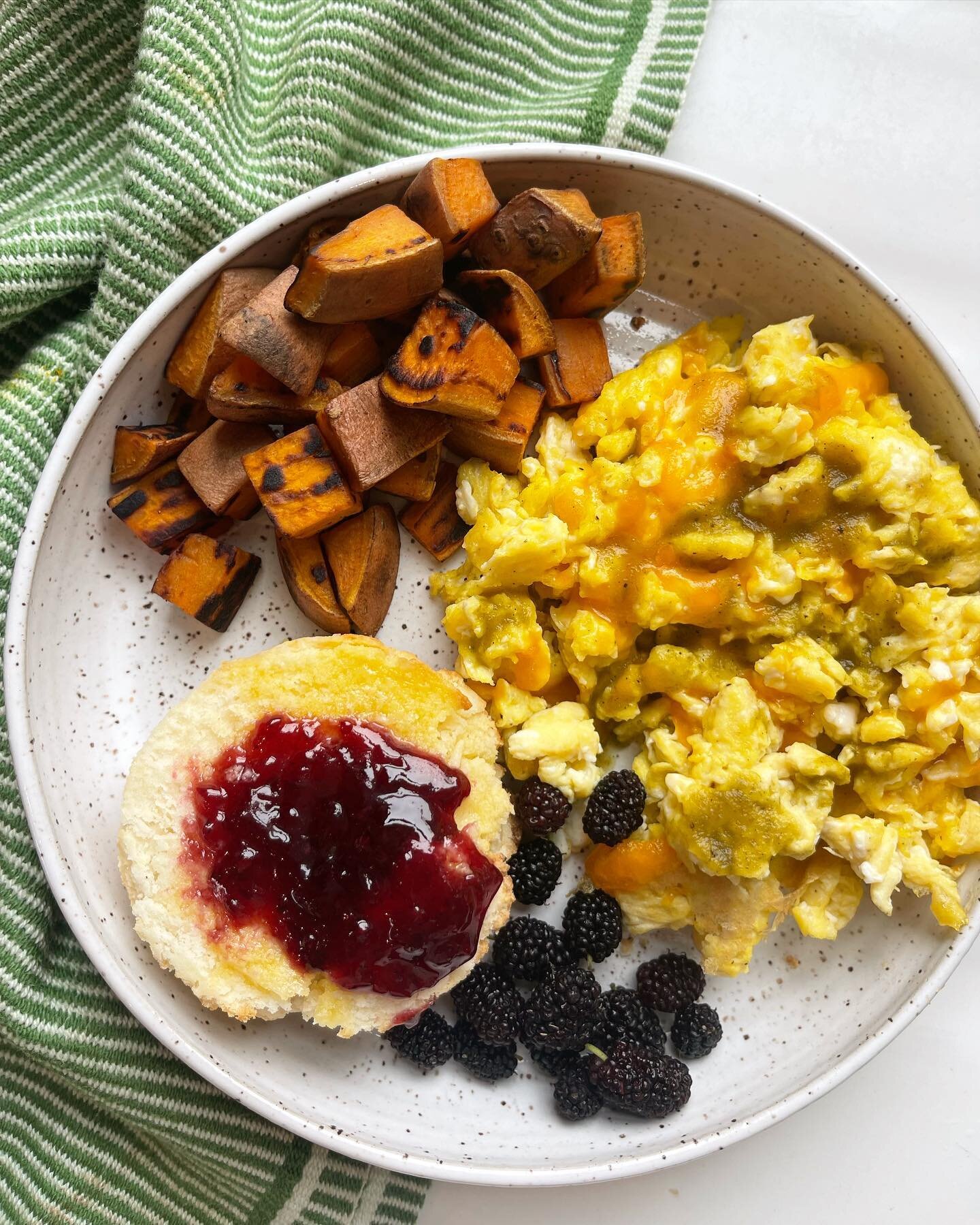 That moment when you look down &amp; realize that everything on &amp; under this plate {and the plate itself!!} is local 🥰🥰🥰🥰

Rewind almost 8 years ago when I was majorly struggling with my chronic health conditions, I had no idea how much the l