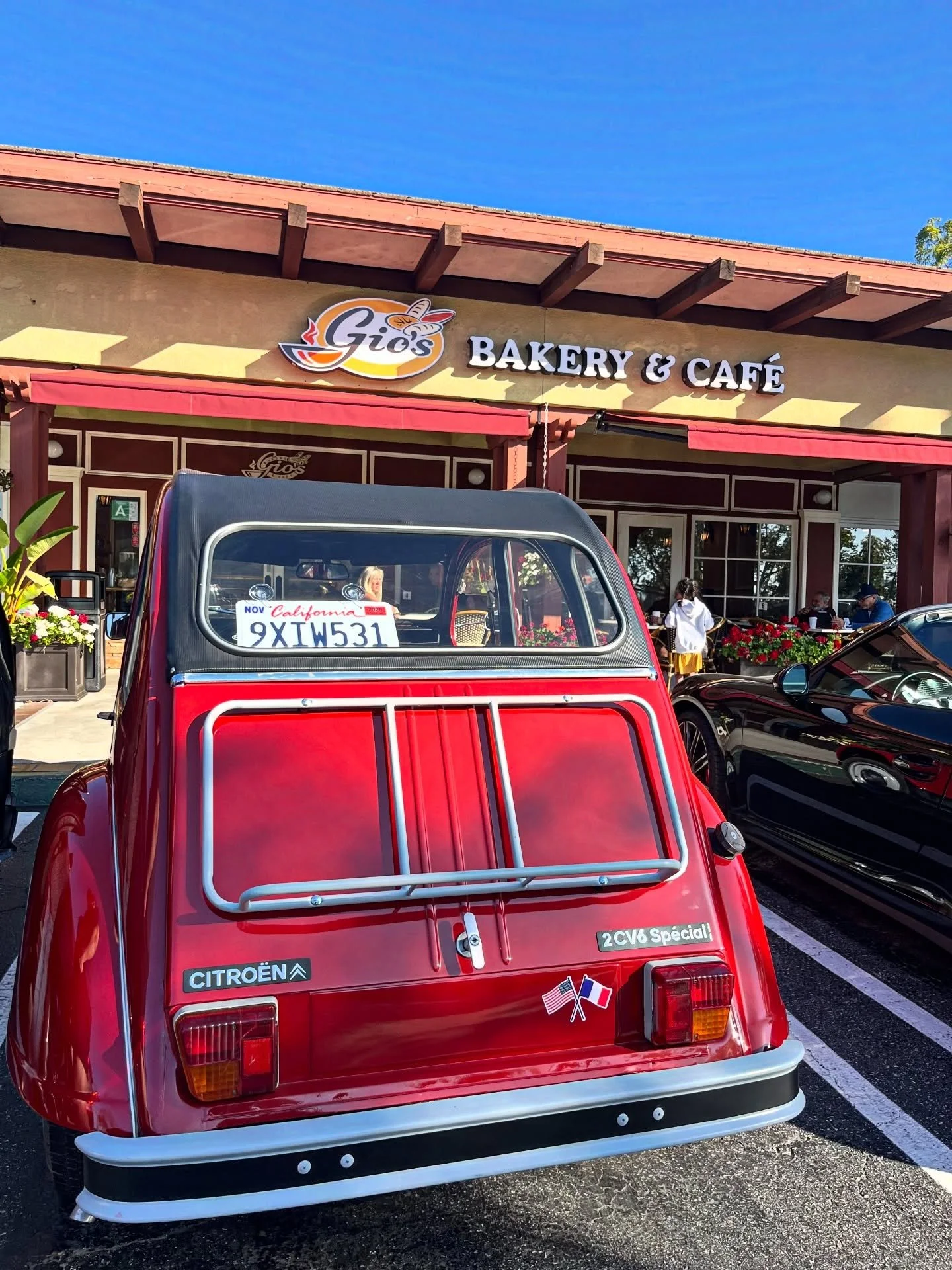 We had a visit today from a French import 🚗 to have some of our French imported baked goods 🥐🥖

#citro&euml;n #cwasson #lacanada #baguettes #importedgoods
