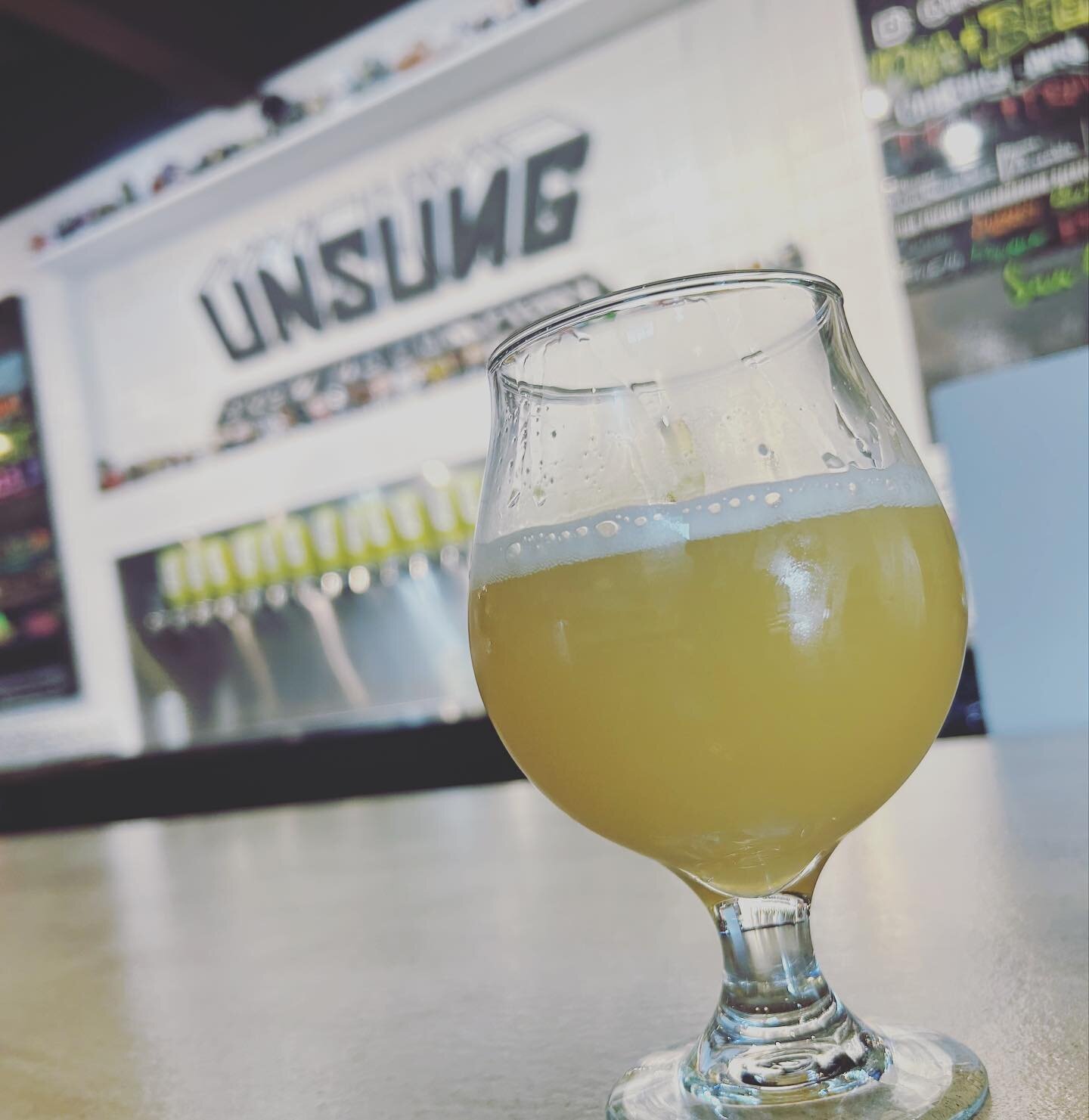 Grabbin&rsquo; a pint of goodness over at @unsungbrewing - stop by their taproom next time you&rsquo;re in Anaheim 🍻🍻 #anaheim #saturday