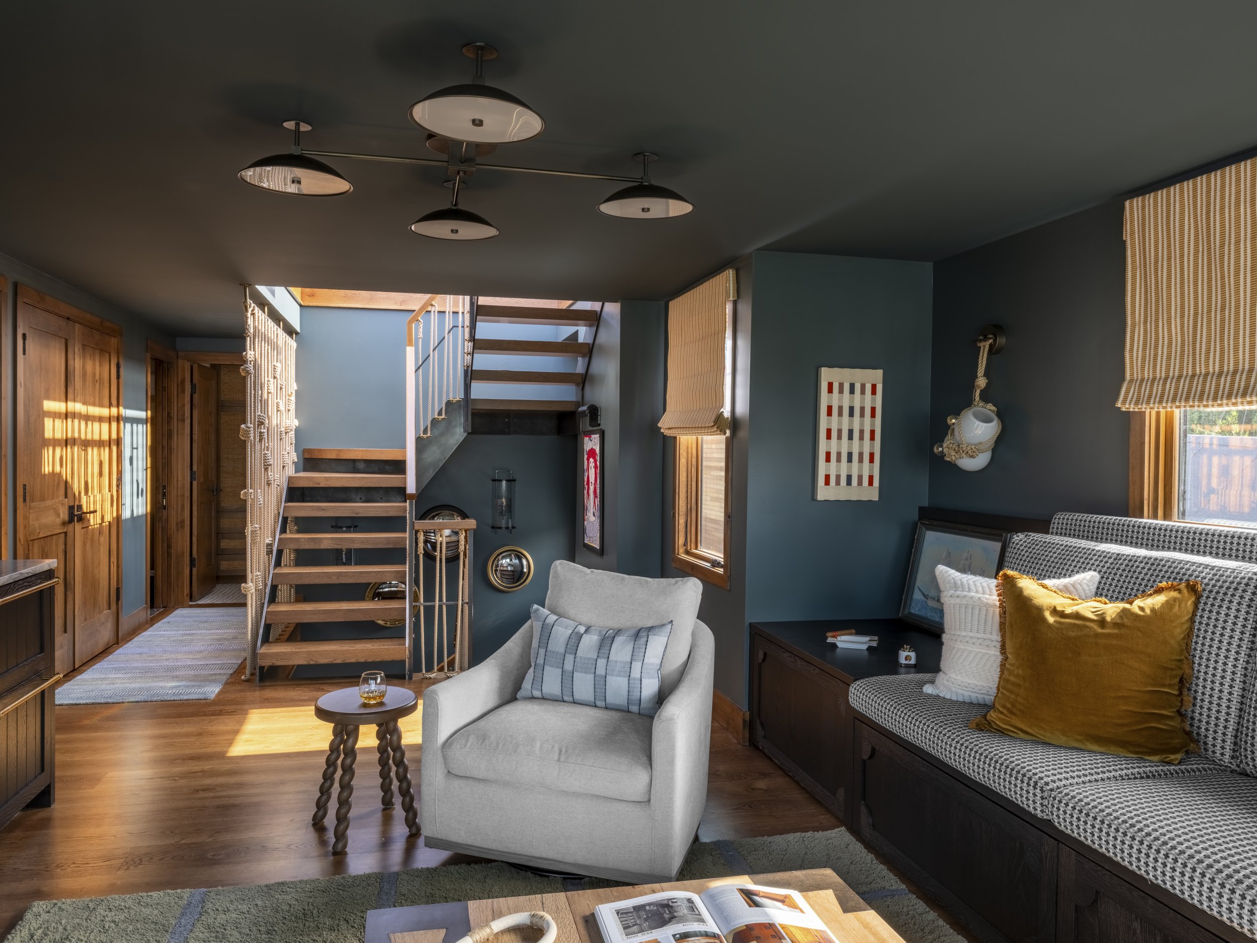 Nesika Chuck Floating Home | Seattle, WA

Waterfront living room with expansive glazing, rich interior tones, and direct connection to rooftop deck and marina views.