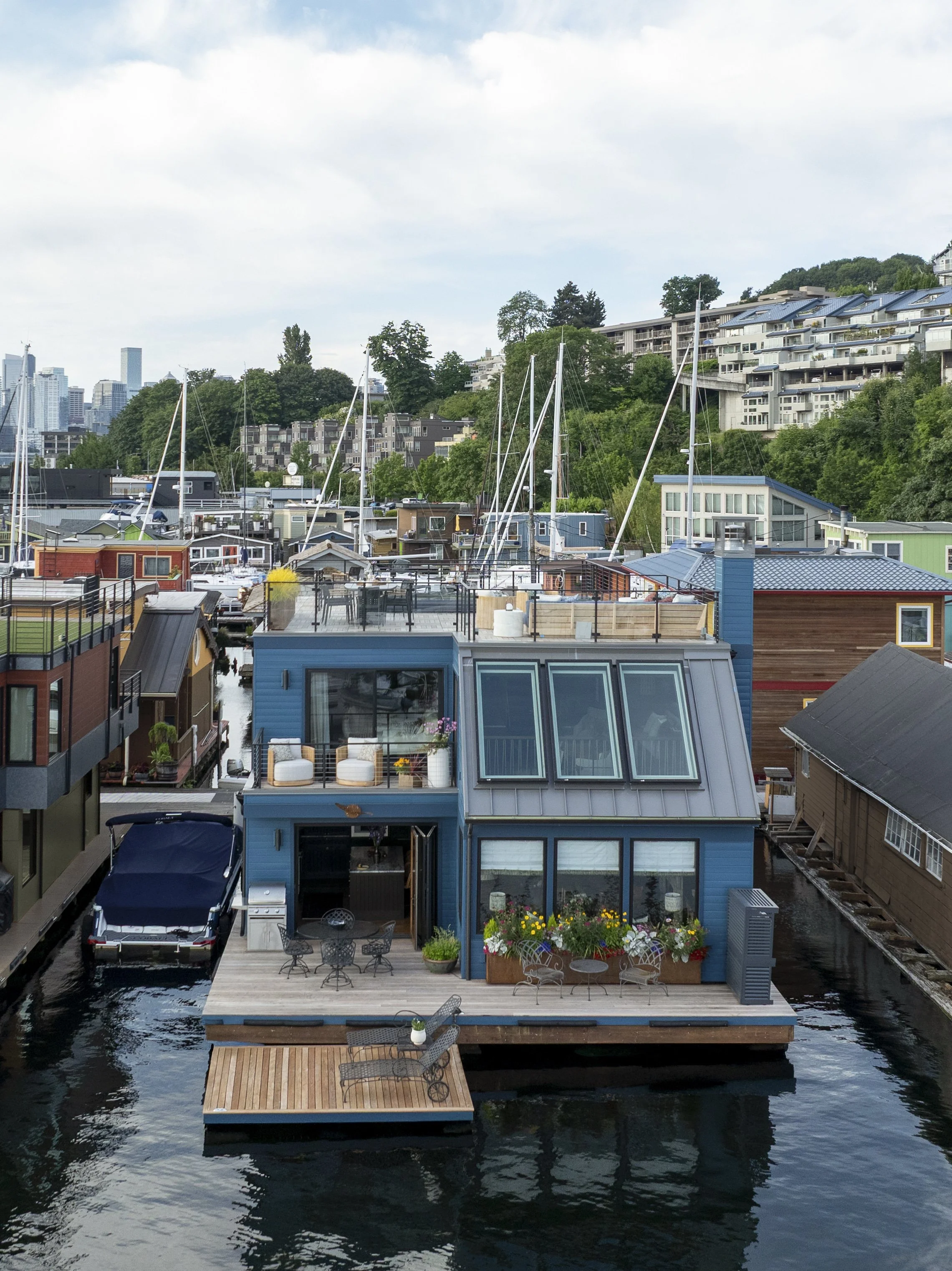 Nesika Chuck Floating Home | Seattle, WA

Aerial view of this modern Lake Union floating home positioned within Seattle’s iconic marina setting, capturing expansive water and skyline views.