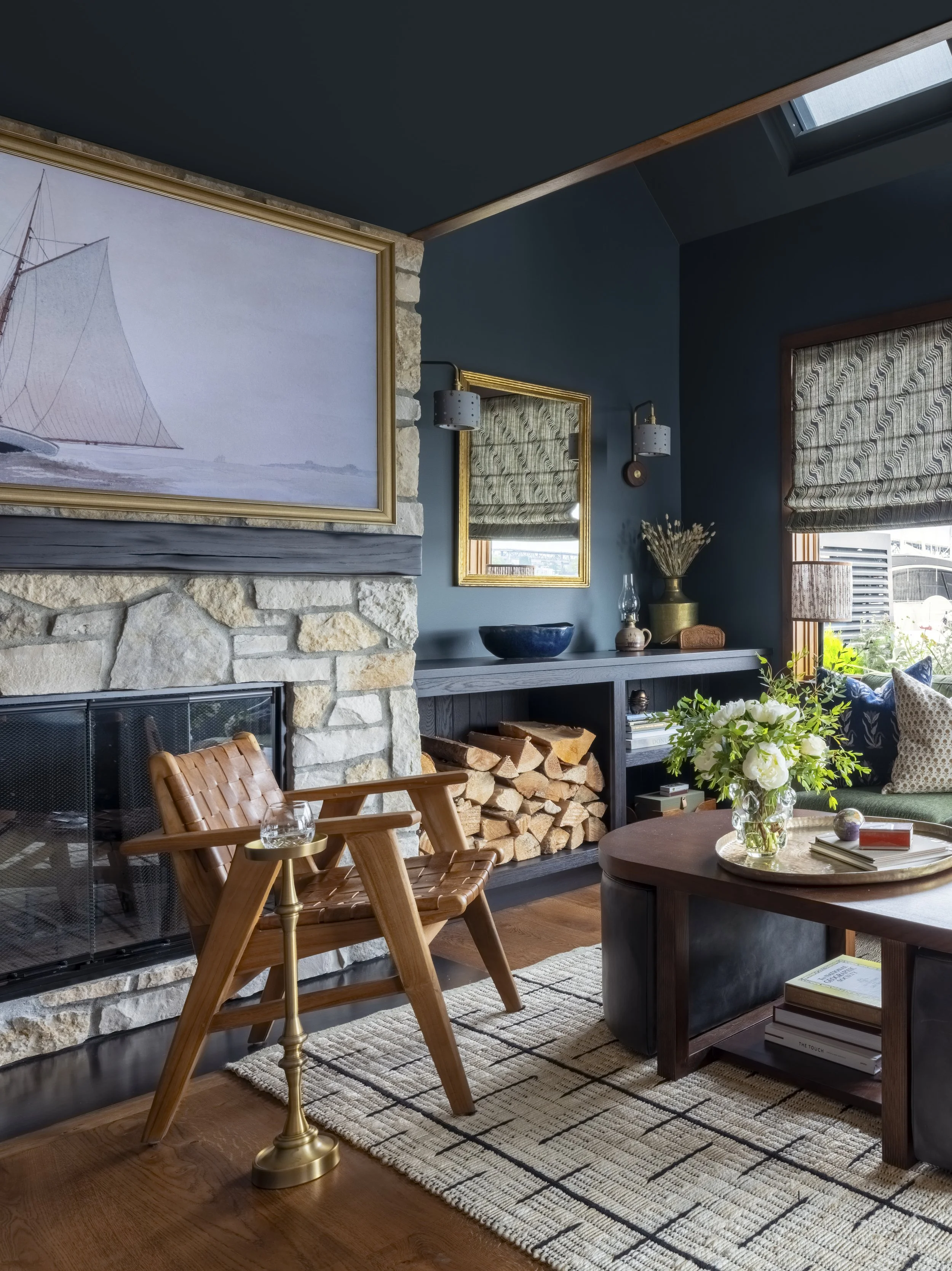 Nesika Chuck Floating Home | Seattle, WA

Modern waterfront kitchen with custom cabinetry, patterned tile, and built-in window seating framing Lake Union views.
