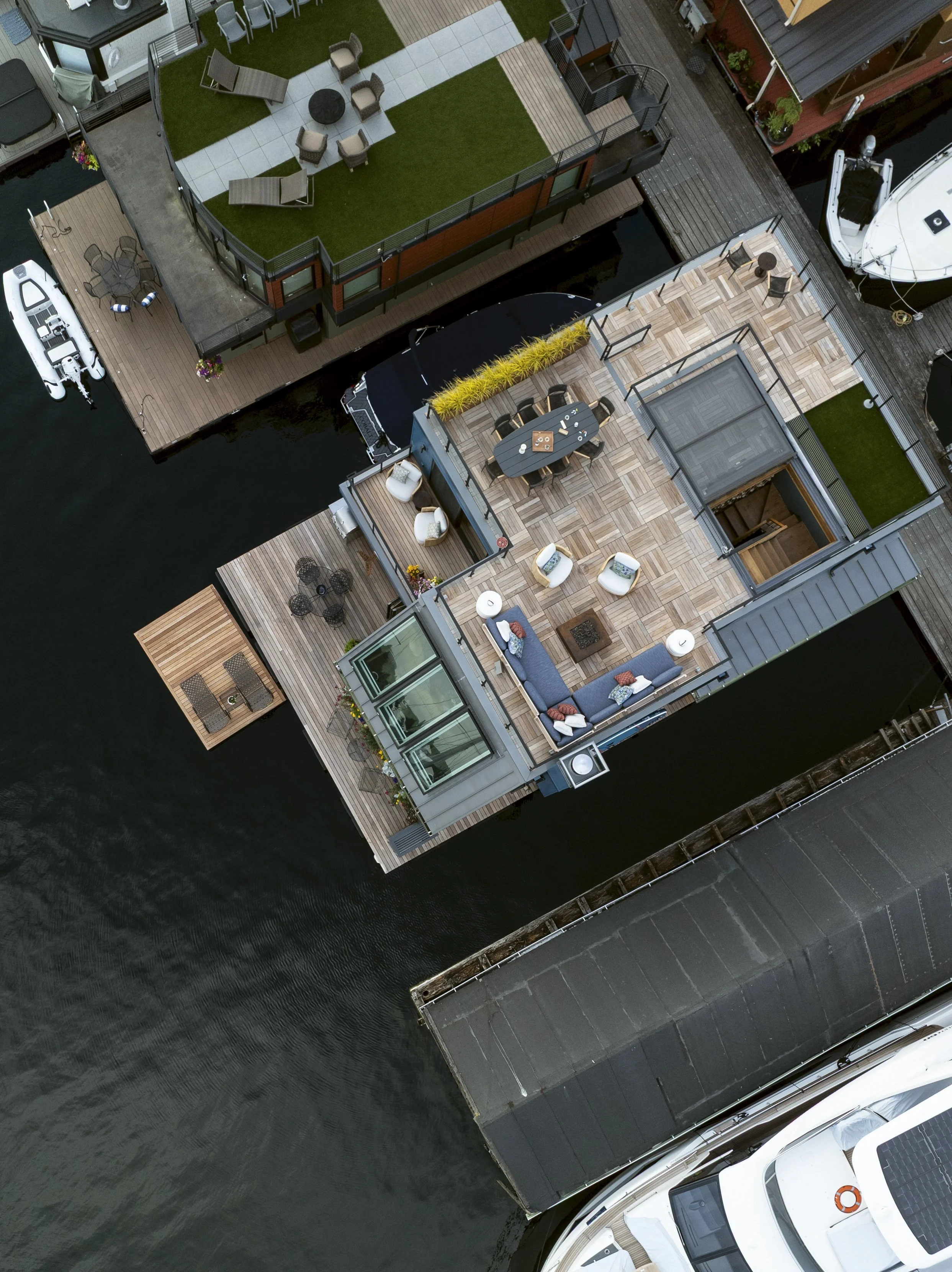 Nesika Chuck Floating Home | Seattle, WA

Top-down view of the accessory float and rooftop deck, emphasizing outdoor living and seamless connection to Lake Union.
