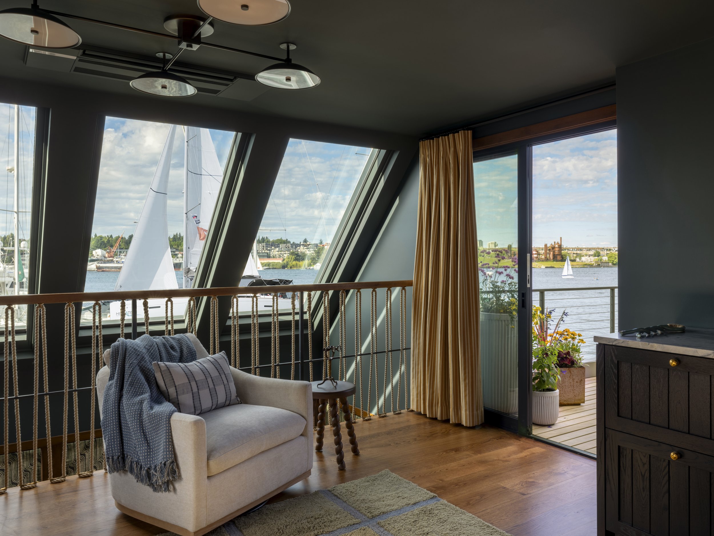 Nesika Chuck Floating Home | Seattle, WA

Contemporary lounge space with angled windows, layered lighting, and panoramic Lake Union views enhancing floating home architecture.