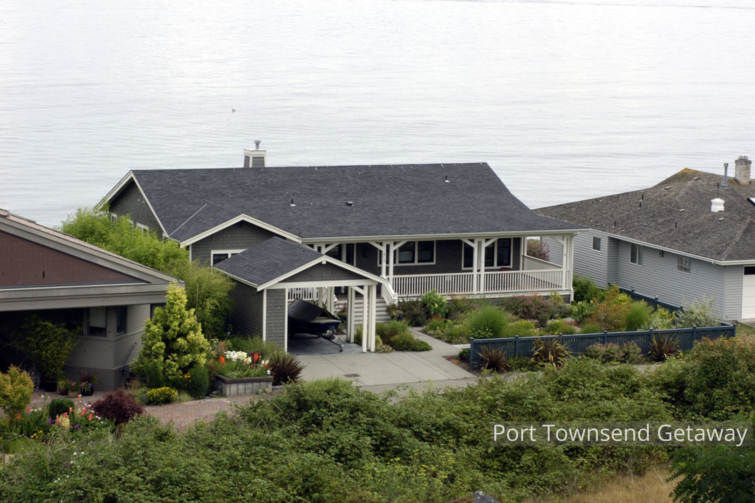 The Port Townsend New Home by ECCO Architecture reinterprets classic Cape Cod design through a Pacific Northwest lens. Clean rooflines, covered porches, and coastal-inspired materials create a warm, welcoming retreat overlooking the water. This desig