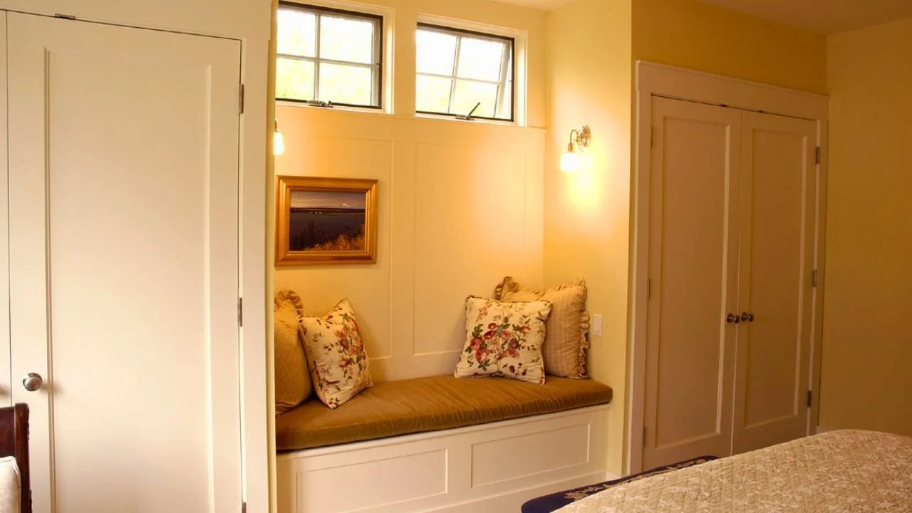 port-townsend-getaway-bedroom-built-in-window-seat.jpg.jpg
