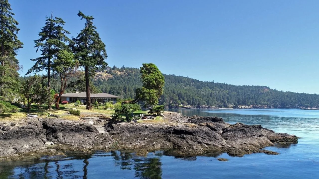 san-juan-islands-friday-harbor-rocky-shoreline.jpg