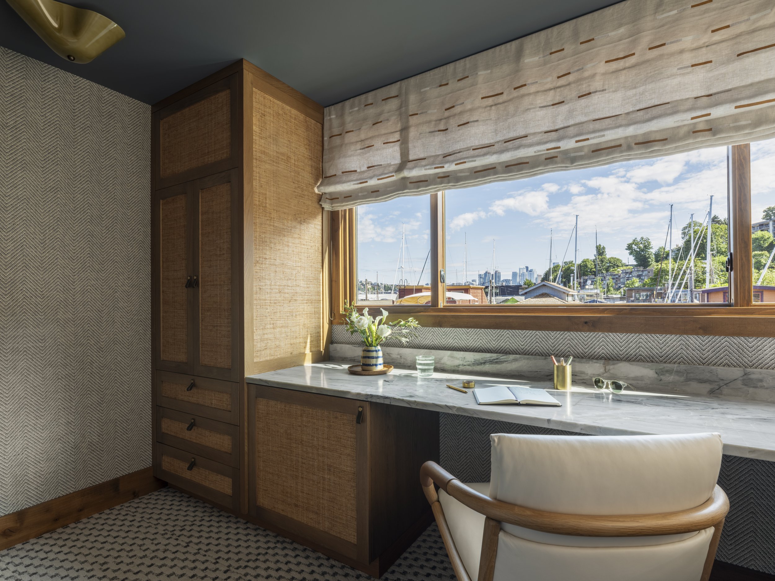 Nesika Chuck Floating Home | Seattle, WA

Built-in dining area with panoramic Lake Union views, warm wood cabinetry, and windows positioned to frame Seattle’s waterfront skyline.