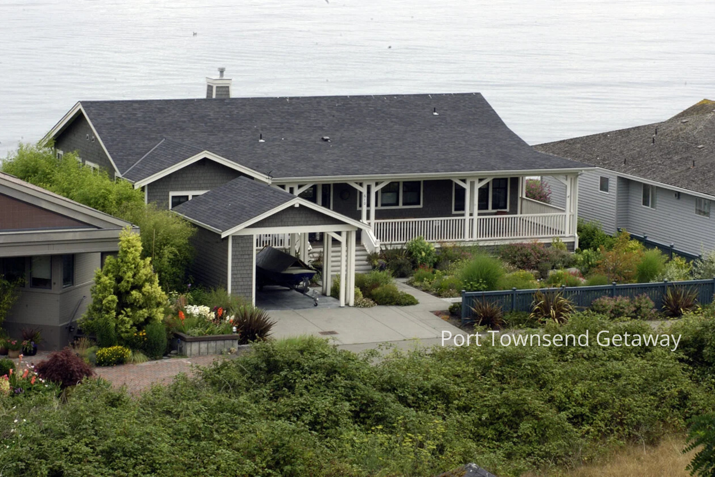 The Port Townsend New Home by ECCO Architecture reinterprets classic Cape Cod design through a Pacific Northwest lens. Clean rooflines, covered porches, and coastal-inspired materials create a warm, welcoming retreat overlooking the water. This desig