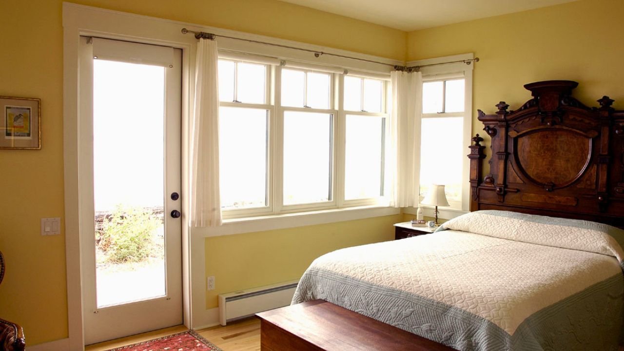 port-townsend-getaway-bedroom-corner-windows-patio-door.jpg.jpg
